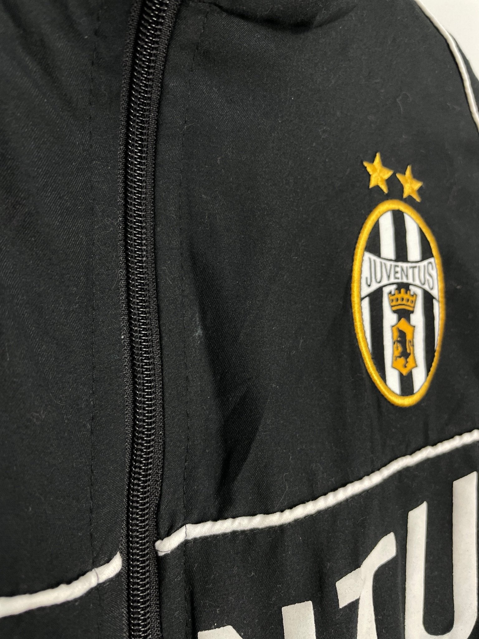 Shop 2002/03 JUVENTUS TRACK JACKET (M) LOTTO, classic football shirts, vintage football shirts & retro soccer jerseys at Cult Kits
