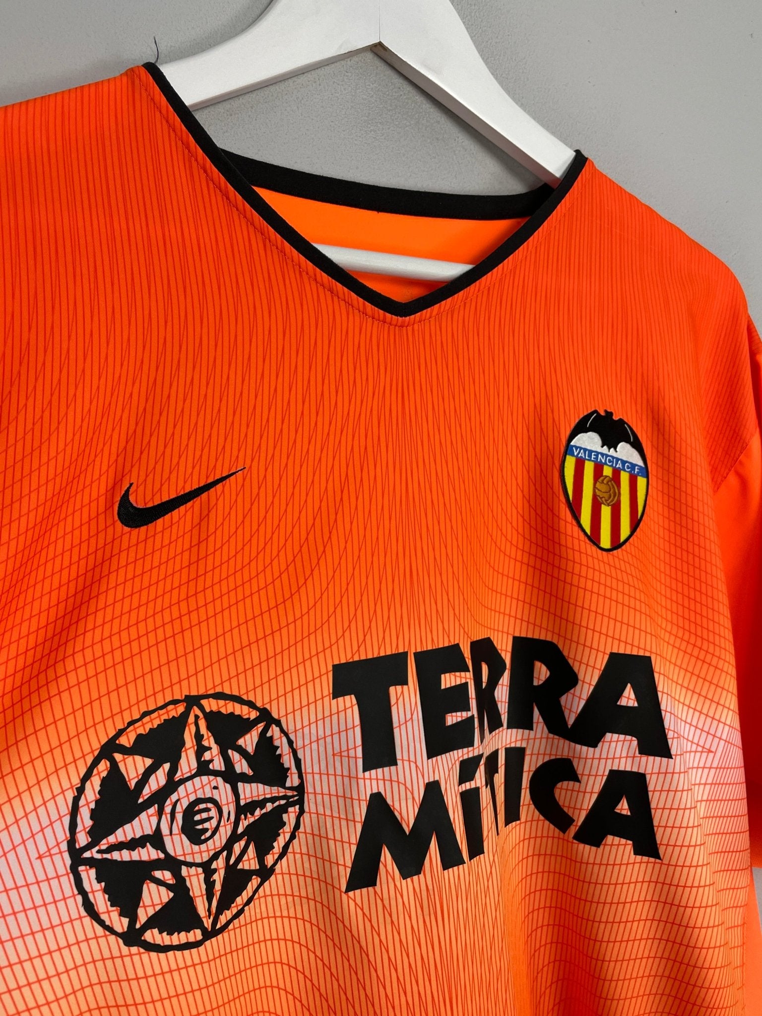 Shop 2002/03 VALENCIA AYALA #4 AWAY SHIRT (XL) NIKE, classic football shirts, vintage football shirts & retro soccer jerseys at Cult Kits