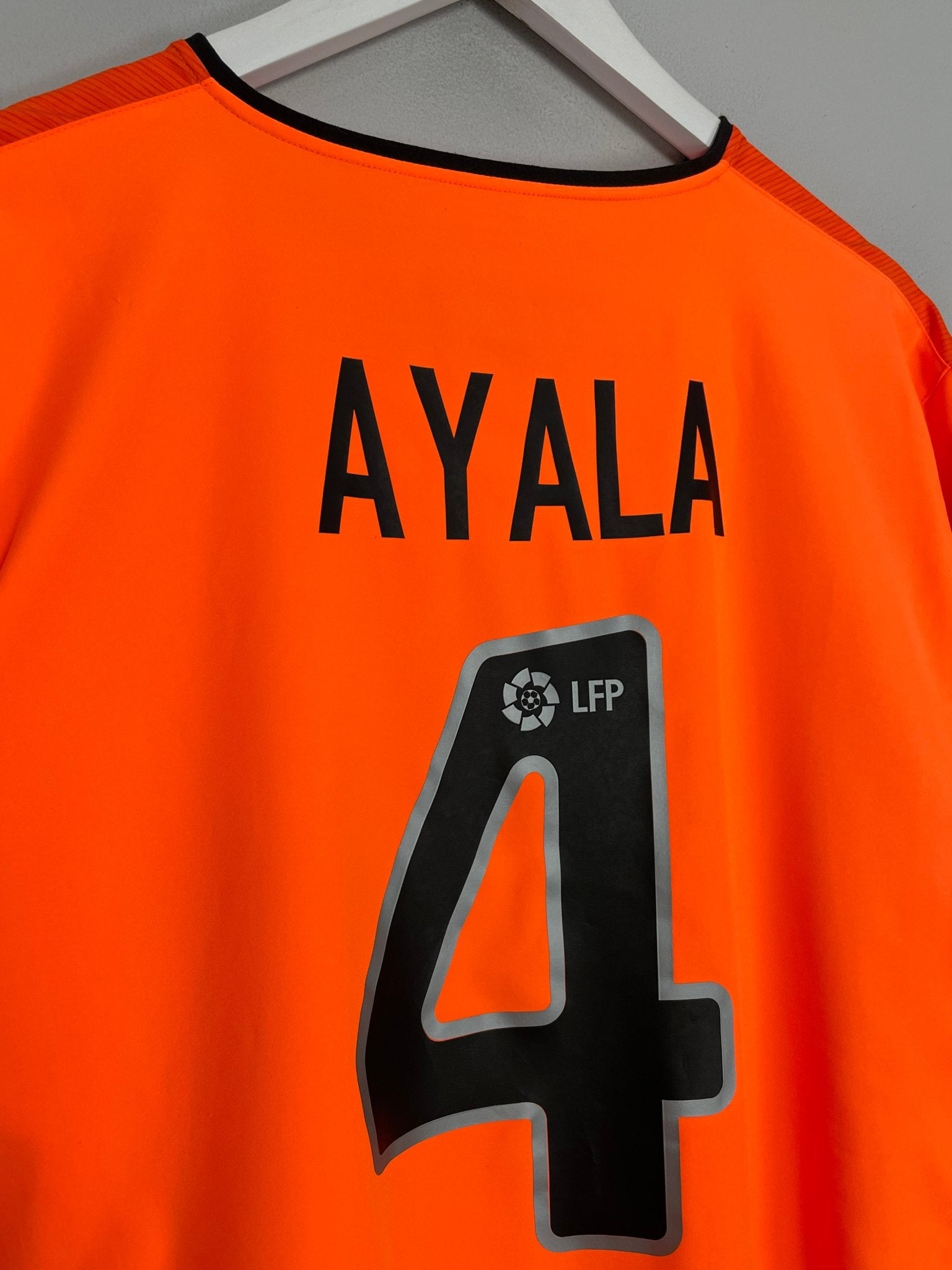 Shop 2002/03 VALENCIA AYALA #4 AWAY SHIRT (XL) NIKE, classic football shirts, vintage football shirts & retro soccer jerseys at Cult Kits