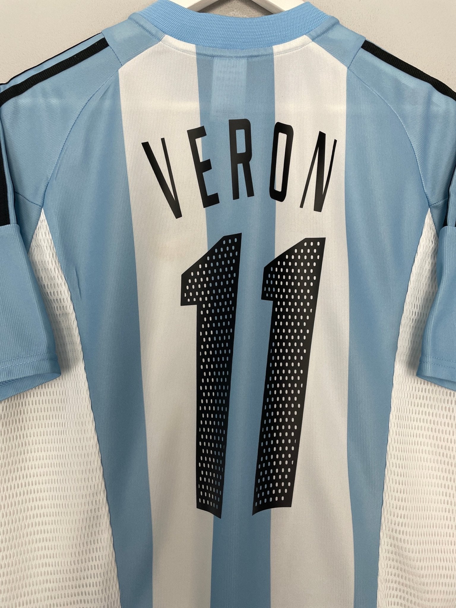 Shop 2002/04 ARGENTINA VERON #11 HOME SHIRT (M) ADIDAS, classic football shirts, vintage football shirts & retro soccer jerseys at Cult Kits