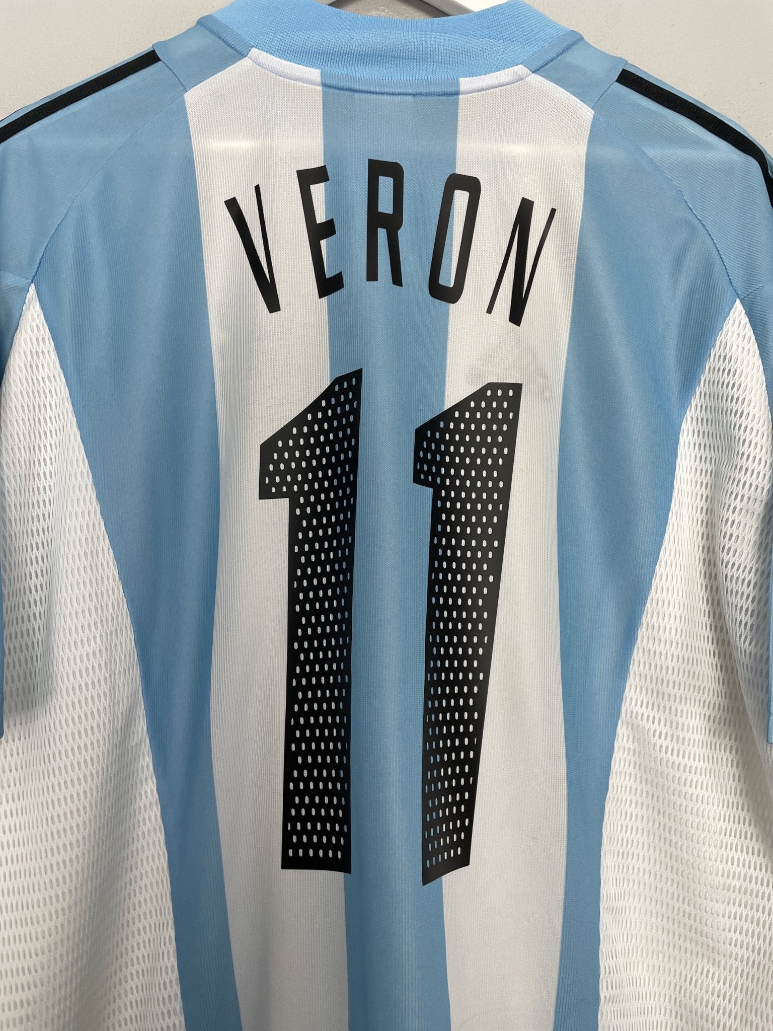 Shop 2002/04 ARGENTINA VERON #11 HOME SHIRT (XL) ADIDAS, classic football shirts, vintage football shirts & retro soccer jerseys at Cult Kits