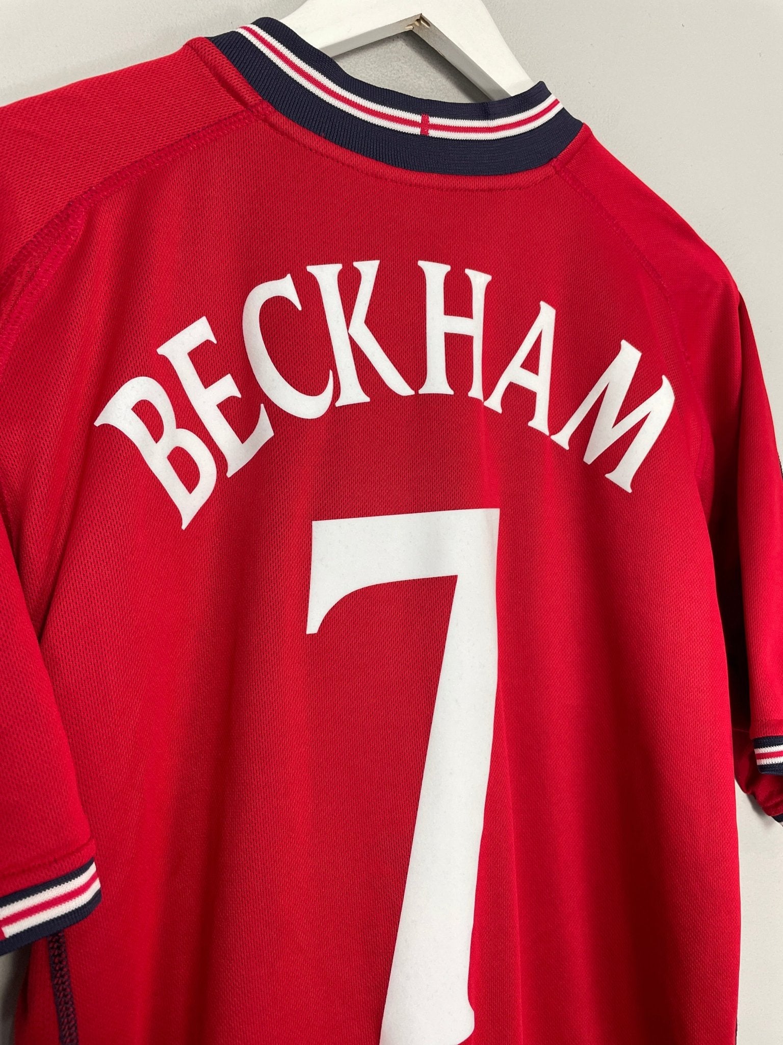 Shop 2002/04 ENGLAND BECKHAM #7 AWAY SHIRT (XL) UMBRO, classic football shirts, vintage football shirts & retro soccer jerseys at Cult Kits