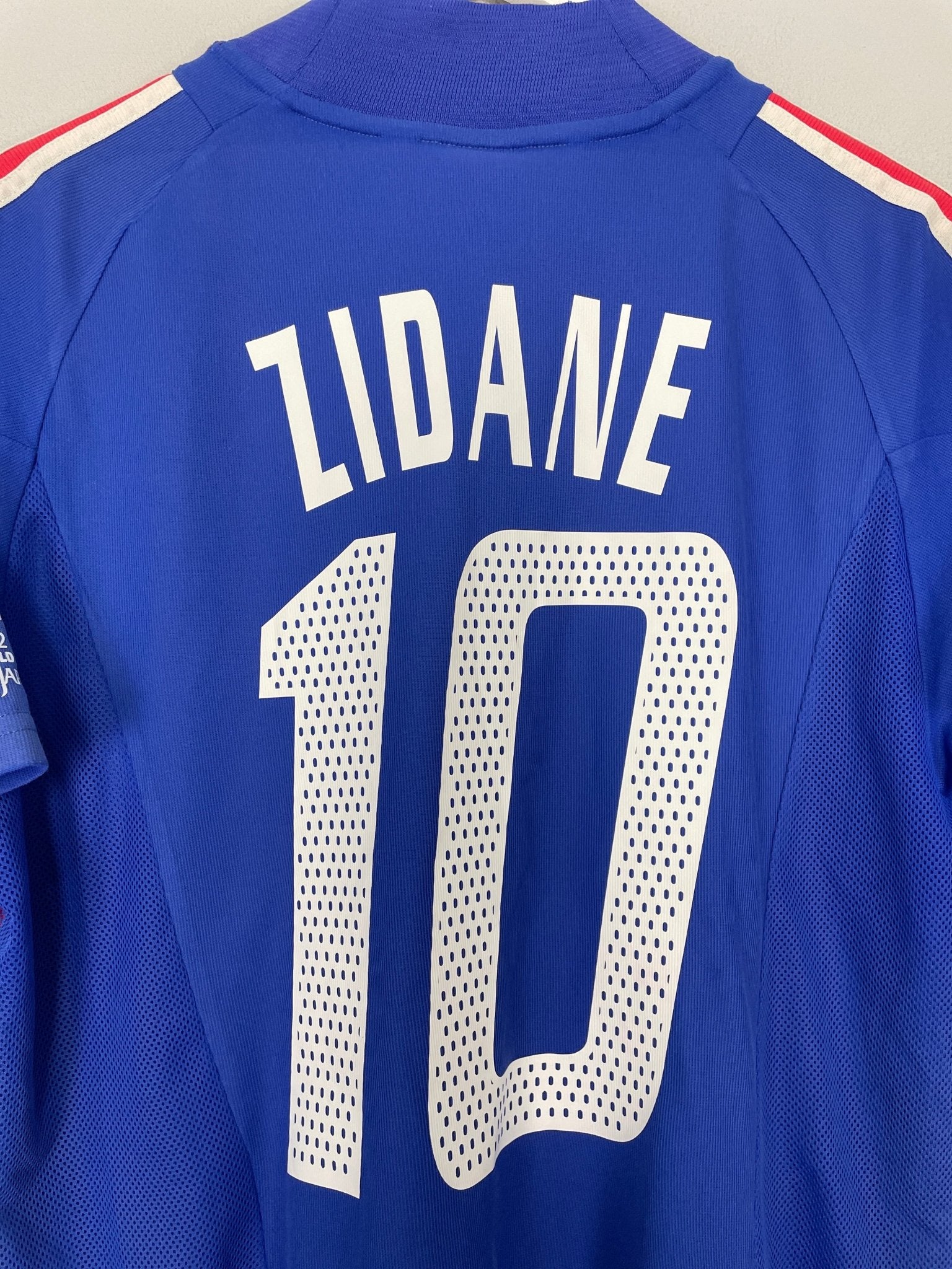 Shop 2002/04 FRANCE ZIDANE #10 HOME SHIRT (M) ADIDAS, classic football shirts, vintage football shirts & retro soccer jerseys at Cult Kits