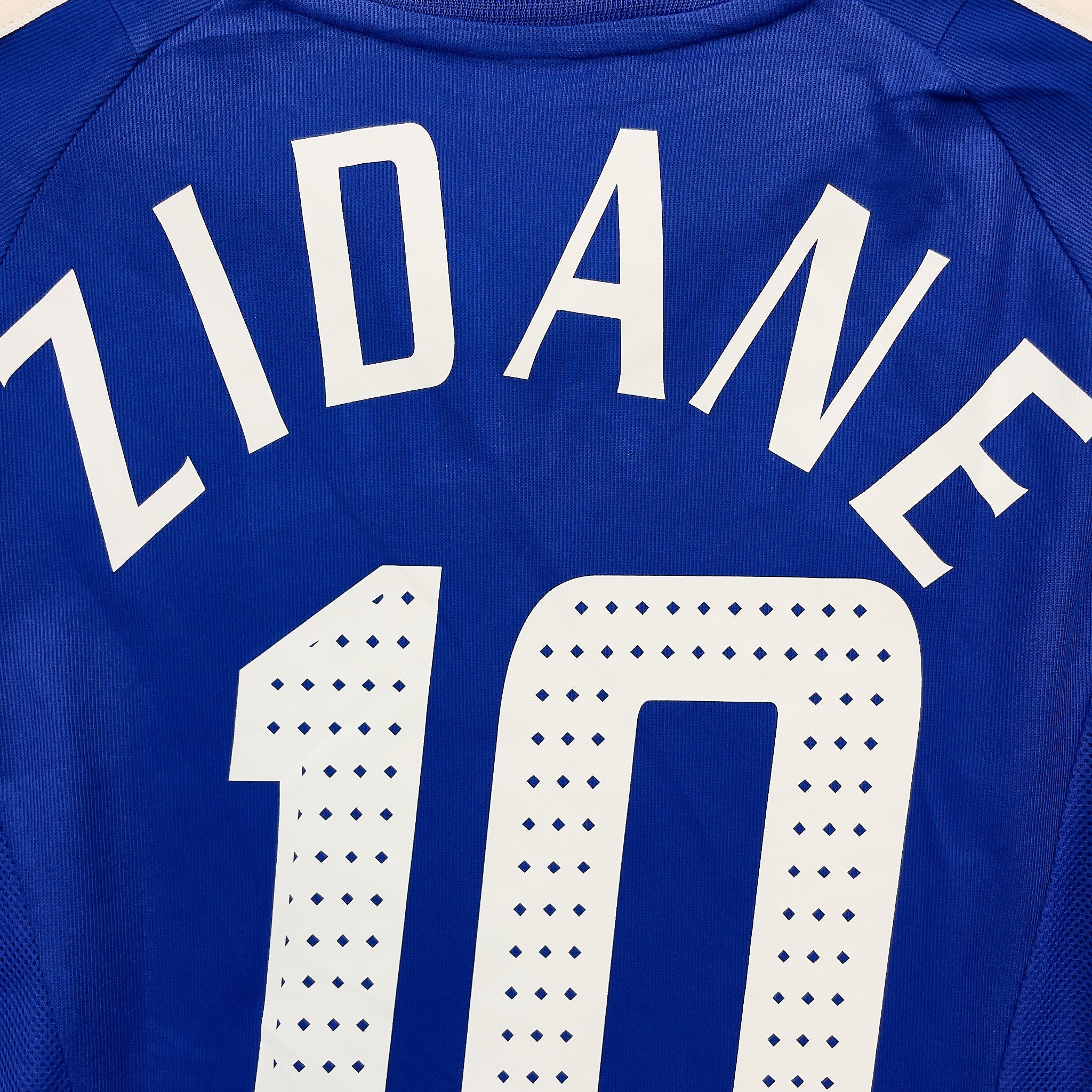 Buy 2002/04 France Zidane 10 Home Shirt (S) Adidas ~ Free worldwide shipping ~ Authentic Vintage Football Shirts from Cult Kits