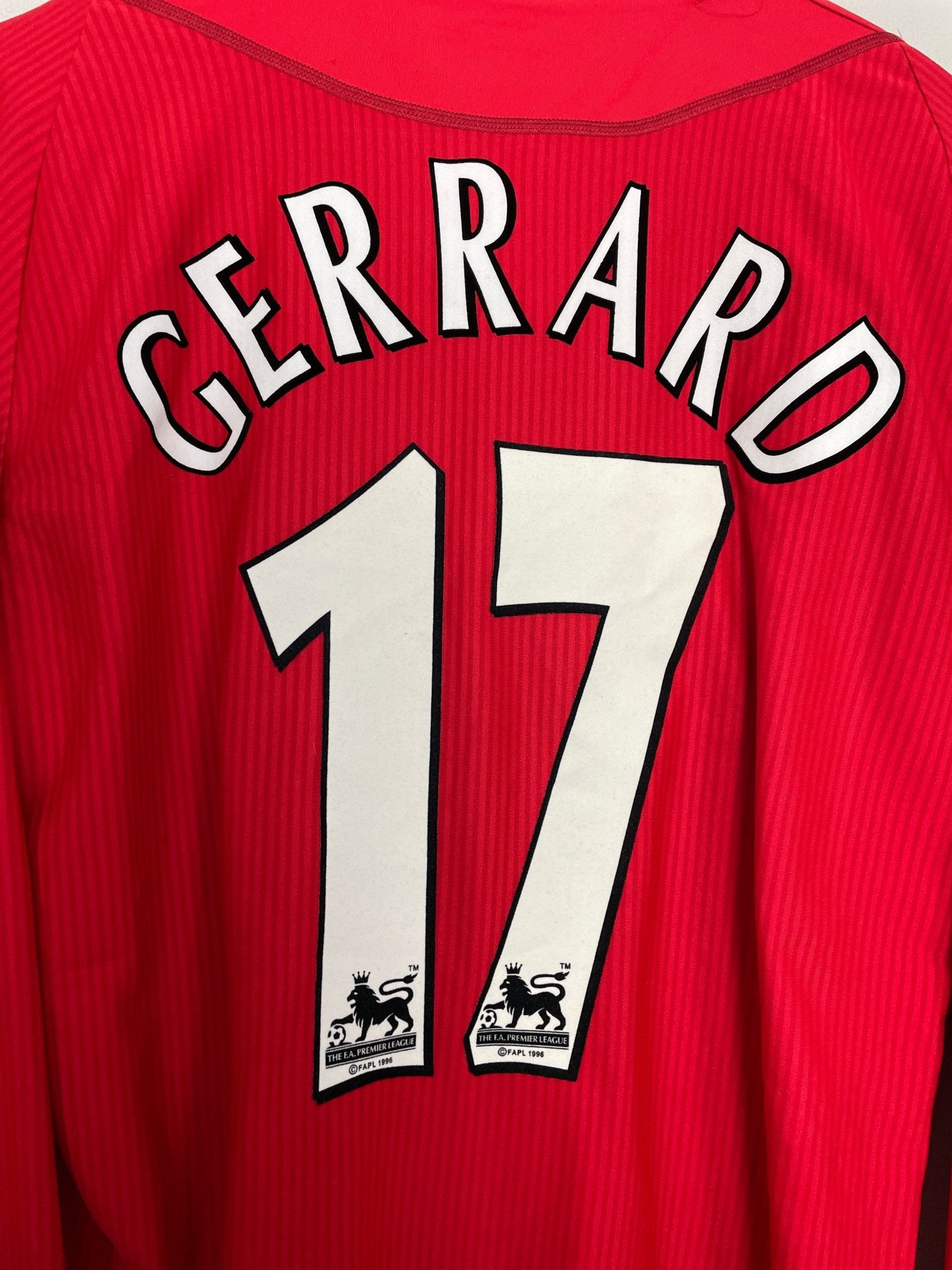Shop 2002/04 LIVERPOOL GERRARD #17 L/S HOME SHIRT (M) REEBOK, classic football shirts, vintage football shirts & retro soccer jerseys at Cult Kits