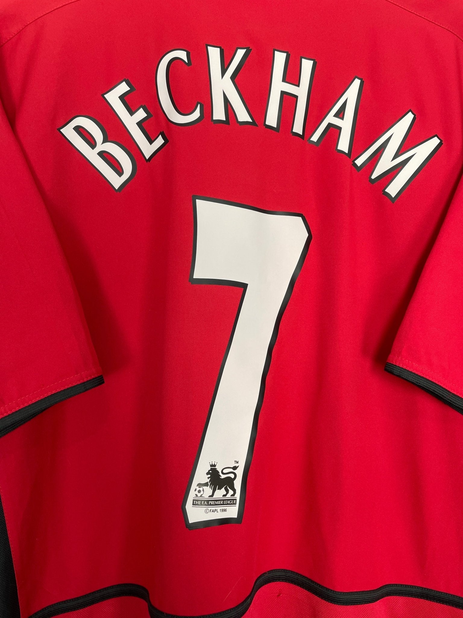Shop 2002/04 MANCHESTER UNITED BECKHAM #7 HOME SHIRT (XL) NIKE, classic football shirts, vintage football shirts & retro soccer jerseys at Cult Kits