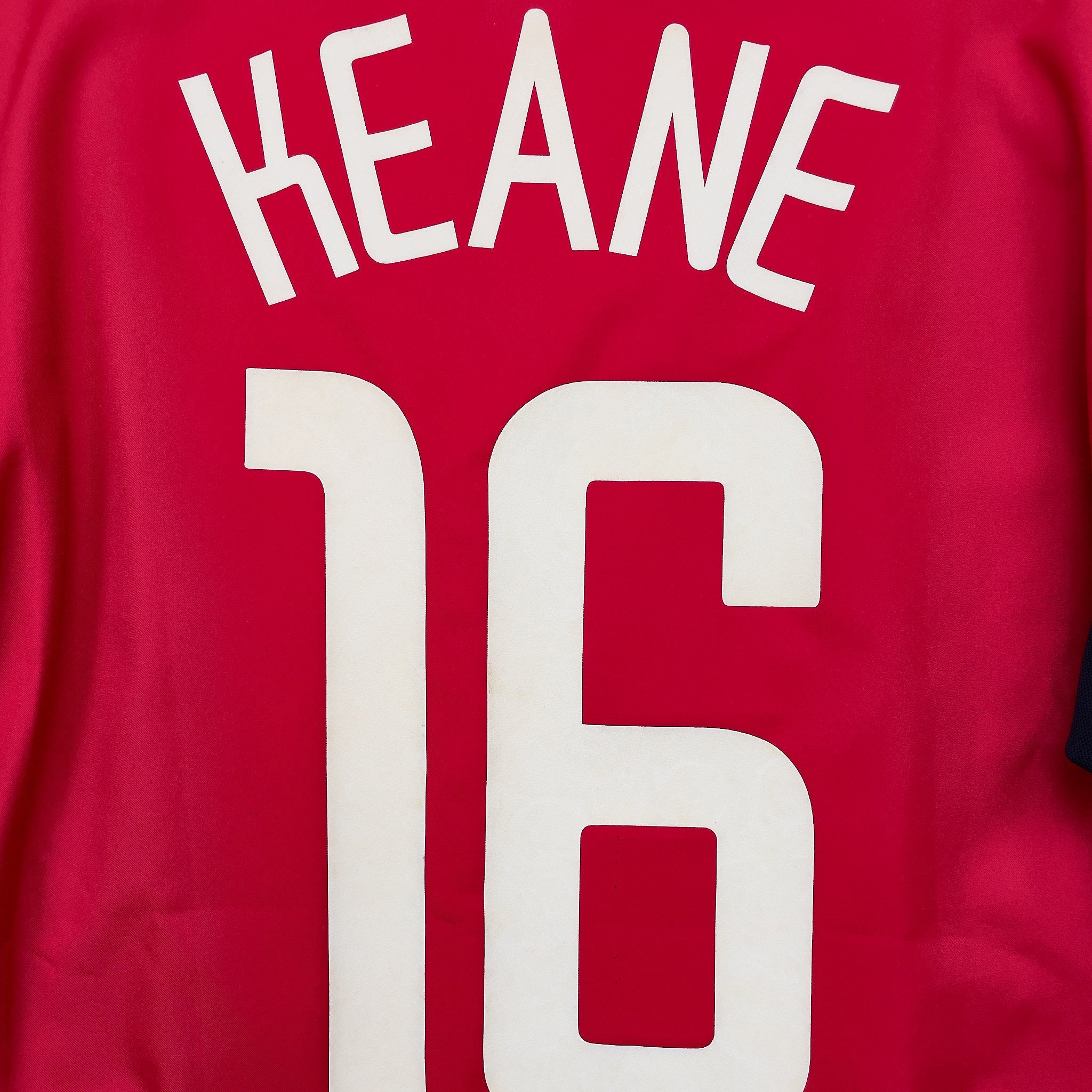 Buy 2002/04 Manchester United Keane 16 C/L Home Shirt (M) Nike ~ Free worldwide shipping ~ Authentic Vintage Football Shirts from Cult Kits