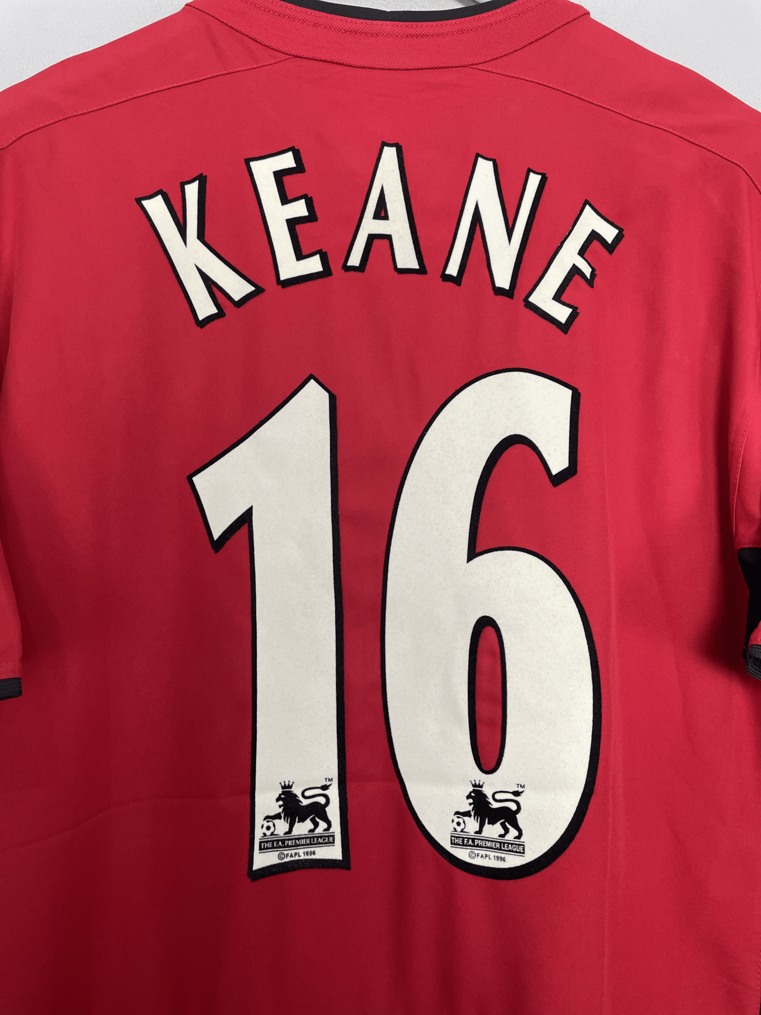 Shop 2002/04 MANCHESTER UNITED KEANE #16 FA CUP HOME SHIRT (M) NIKE, classic football shirts, vintage football shirts & retro soccer jerseys at Cult Kits