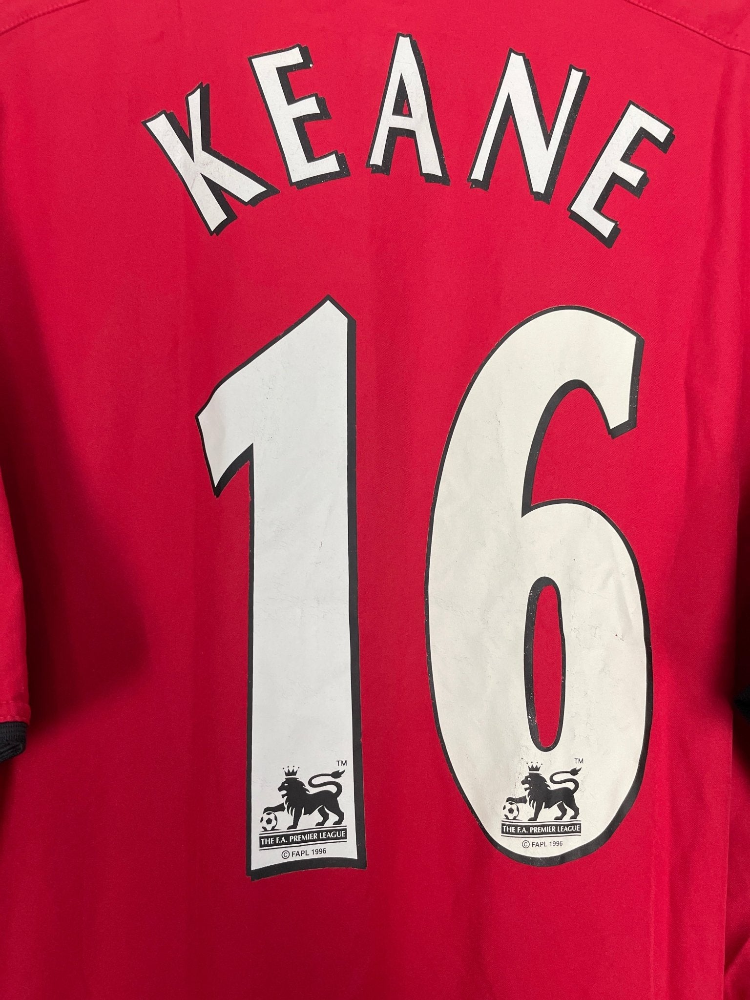 Shop 2002/04 MANCHESTER UNITED KEANE #16 HOME SHIRT (L) NIKE, classic football shirts, vintage football shirts & retro soccer jerseys at Cult Kits