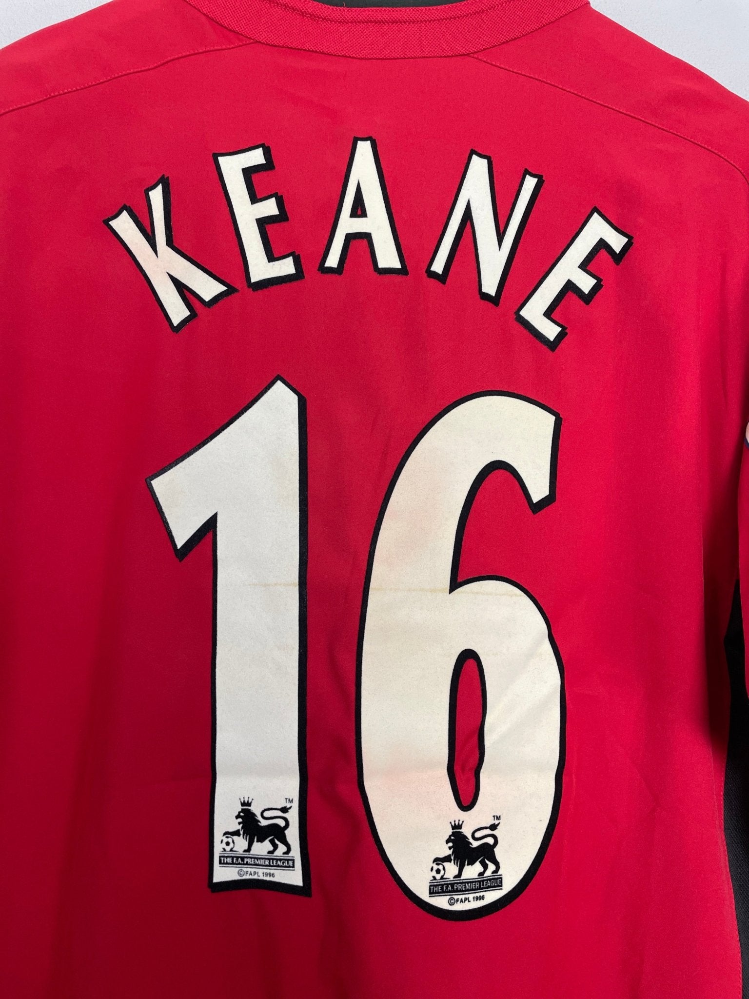 Shop 2002/04 MANCHESTER UNITED KEANE #16 HOME SHIRT (M) NIKE, classic football shirts, vintage football shirts & retro soccer jerseys at Cult Kits