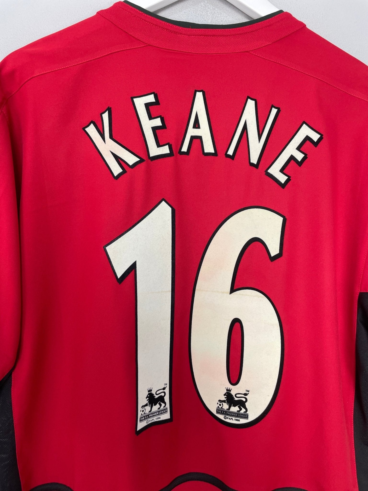 Shop 2002/04 MANCHESTER UNITED KEANE #16 HOME SHIRT (M) NIKE, classic football shirts, vintage football shirts & retro soccer jerseys at Cult Kits