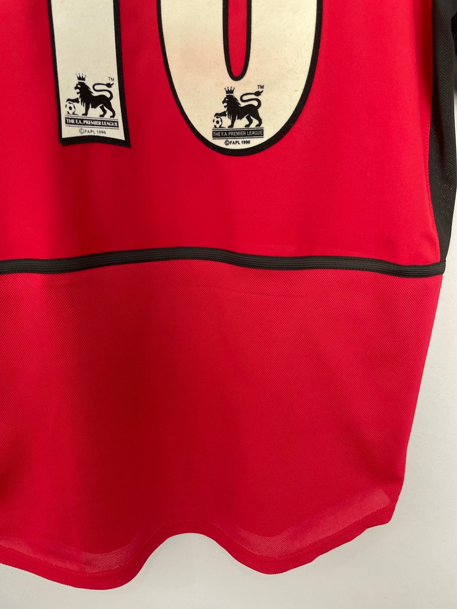 Shop 2002/04 MANCHESTER UNITED KEANE #16 HOME SHIRT (M) NIKE, classic football shirts, vintage football shirts & retro soccer jerseys at Cult Kits