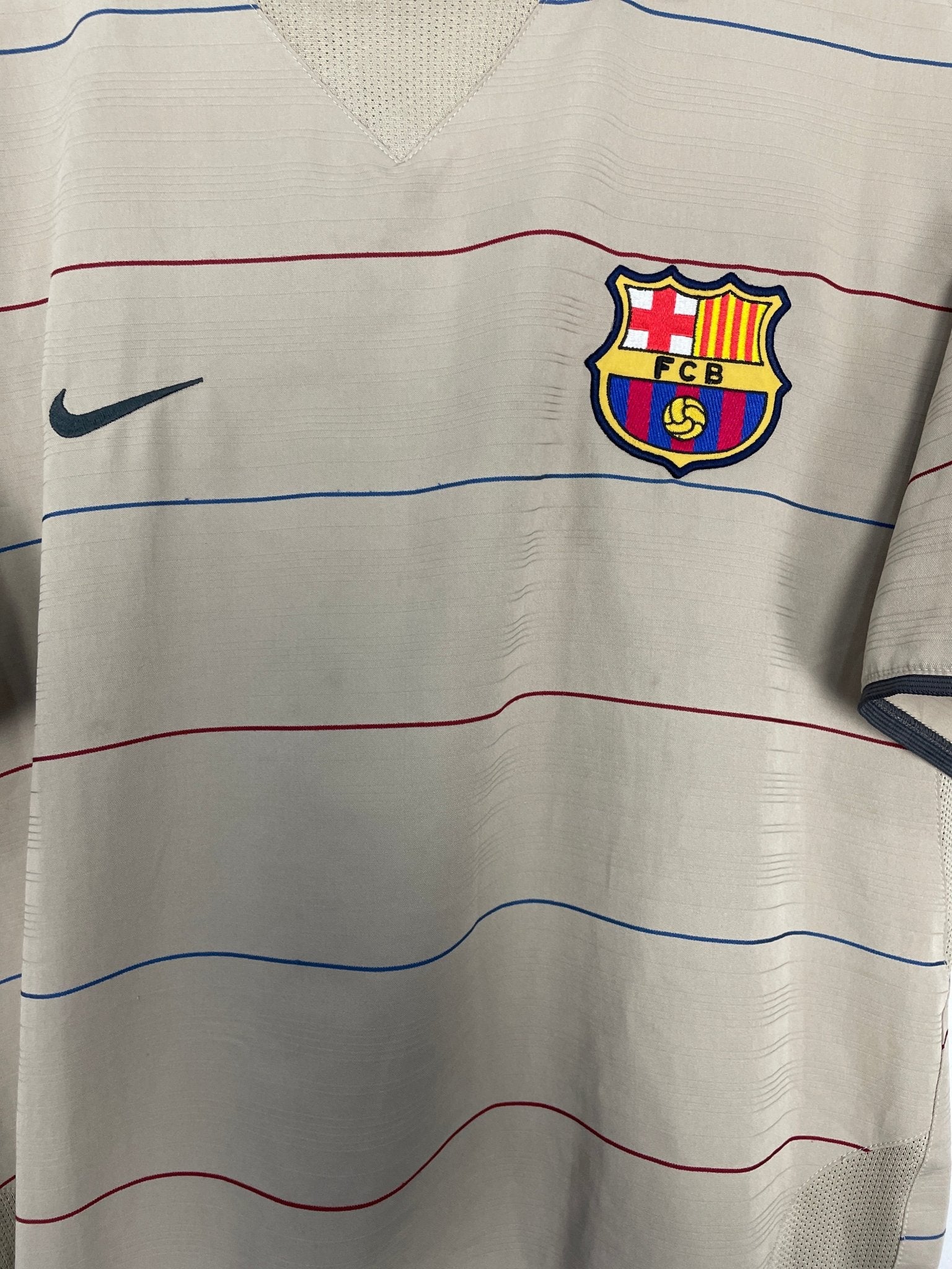 Shop 2003/04 BARCELONA RONALDINHO #10 AWAY SHIRT (L) NIKE, classic football shirts, vintage football shirts & retro soccer jerseys at Cult Kits