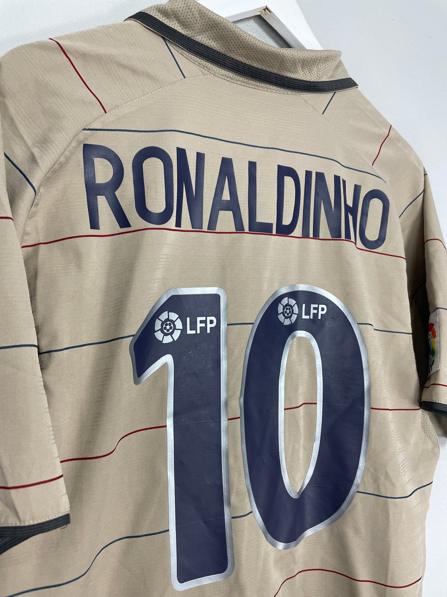 Shop 2003/04 BARCELONA RONALDINHO #10 AWAY SHIRT (M) NIKE, classic football shirts, vintage football shirts & retro soccer jerseys at Cult Kits