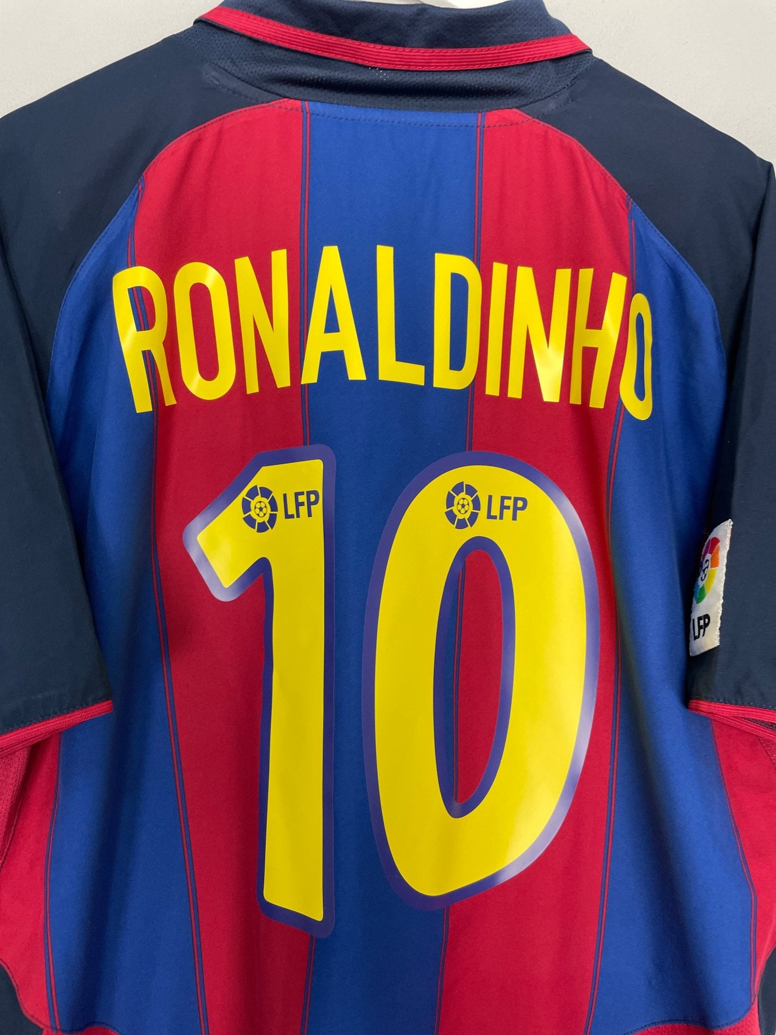 Shop 2003/04 BARCELONA RONALDINHO #10 HOME SHIRT (XL) NIKE, classic football shirts, vintage football shirts & retro soccer jerseys at Cult Kits