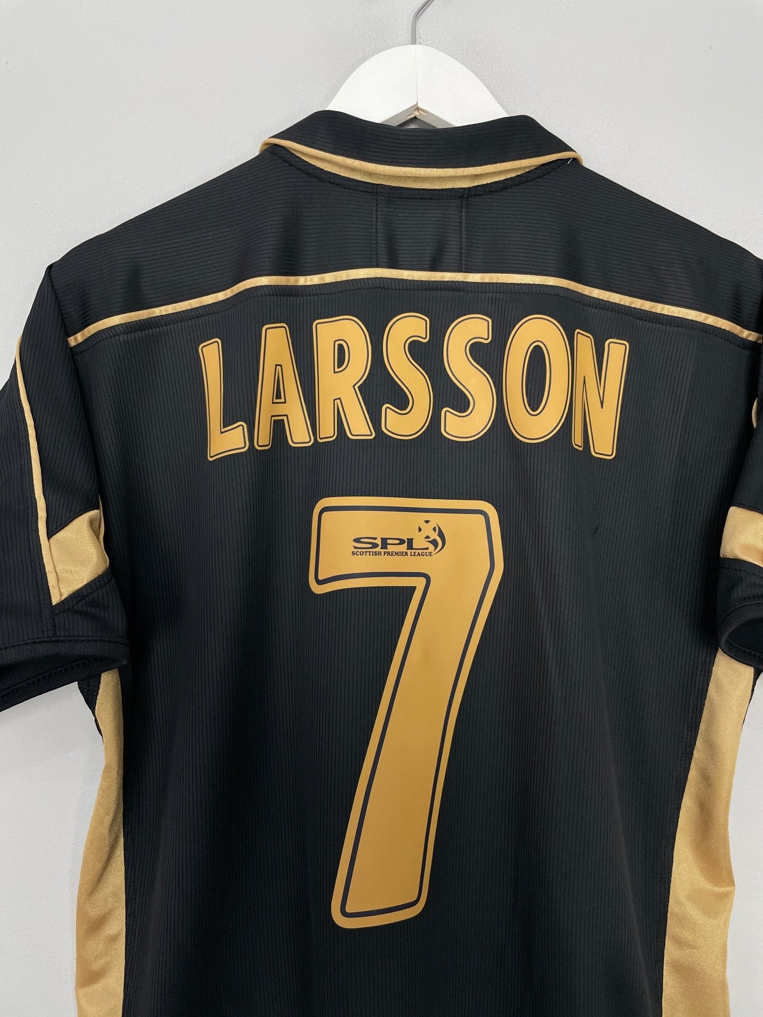 Shop 2003/04 CELTIC LARSSON #7 AWAY SHIRT (M) UMBRO, classic football shirts, vintage football shirts & retro soccer jerseys at Cult Kits