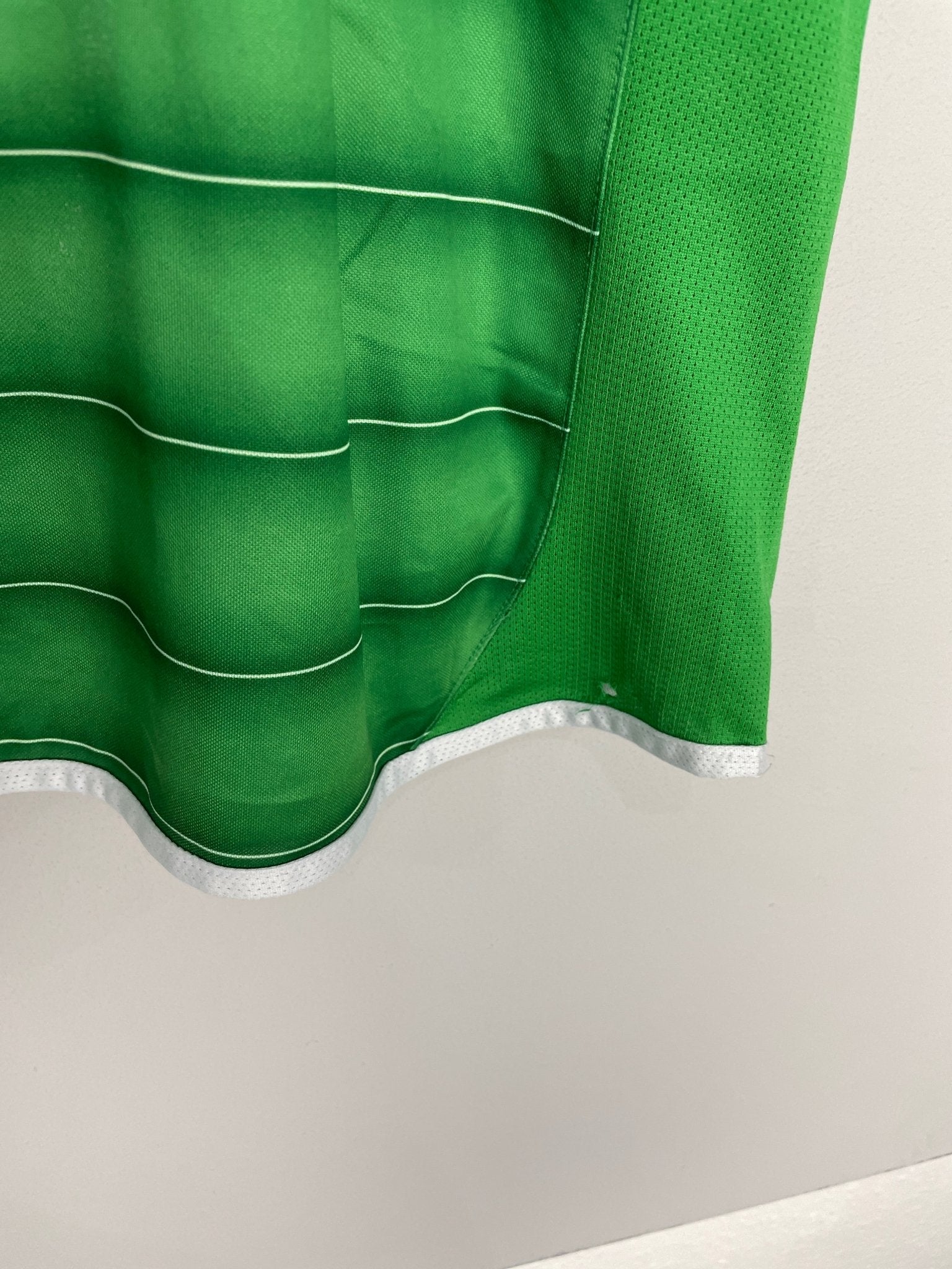 Shop 2003/04 IRELAND HOME SHIRT (L) UMBRO, classic football shirts, vintage football shirts & retro soccer jerseys at Cult Kits