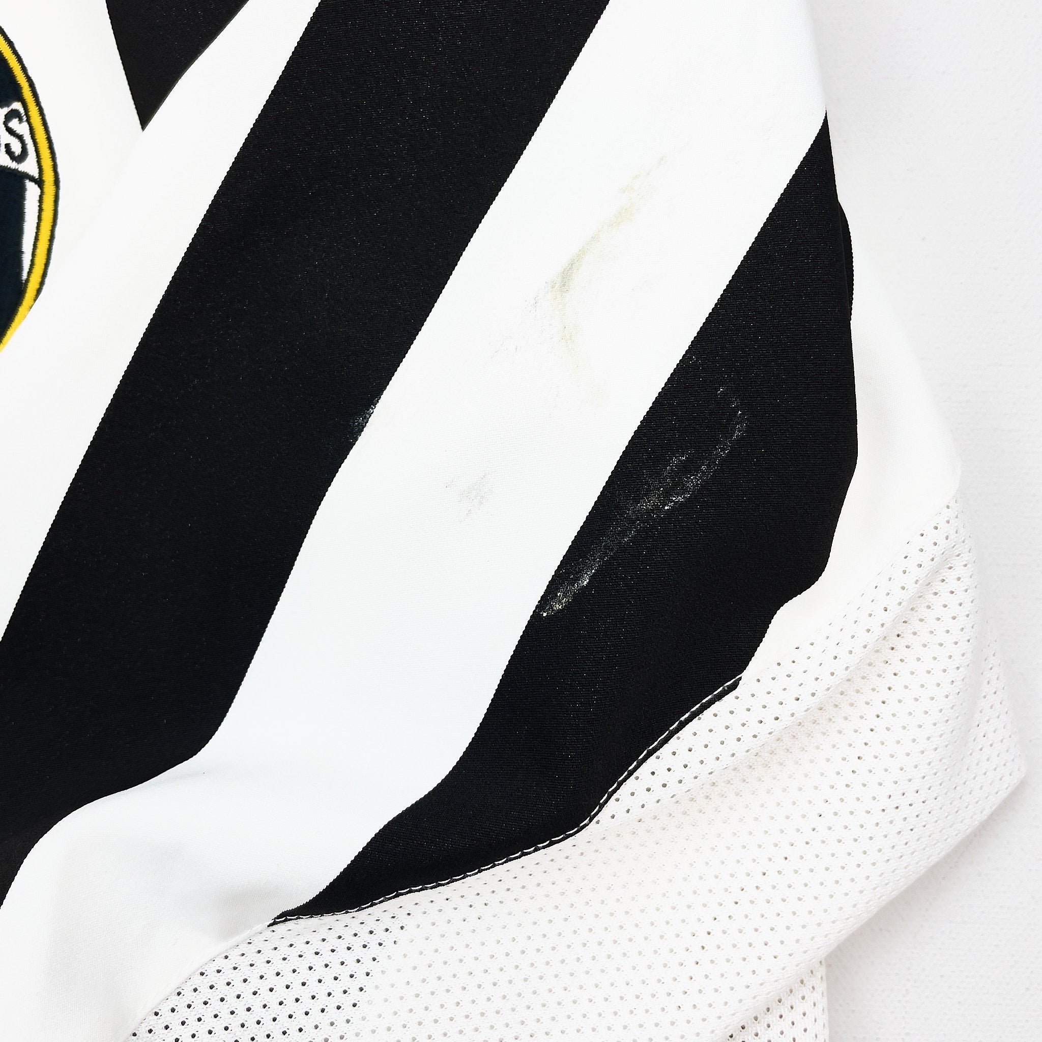 Buy 2003/04 Juventus Davids 26 L/S Home Shirt (M) Nike ~ Free worldwide shipping ~ Authentic Vintage Football Shirts from Cult Kits