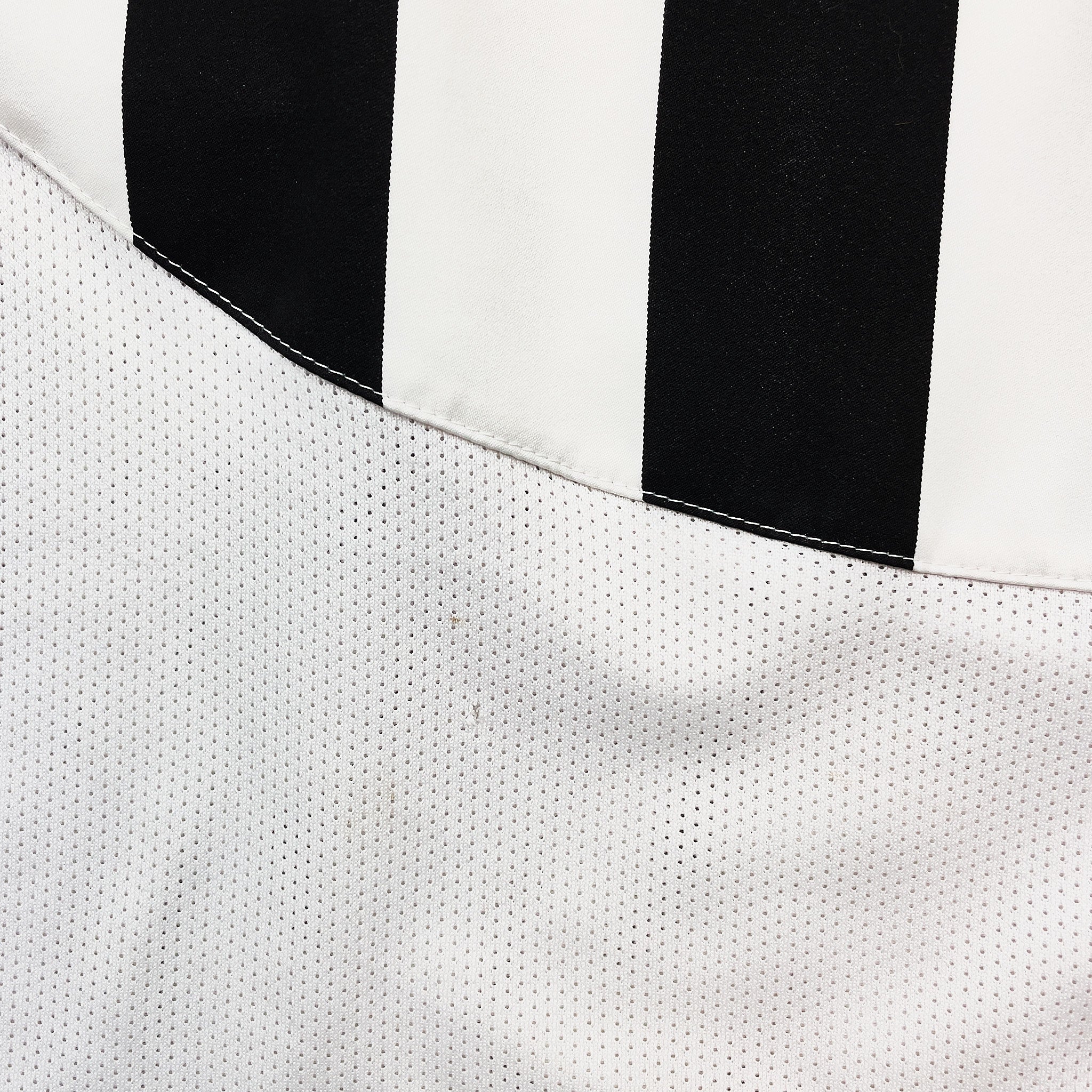 Buy 2003/04 Juventus Del Piero 10 Home Shirt (L) Nike ~ Free worldwide shipping available ~ Authentic Vintage Football Shirts from Cult Kits
