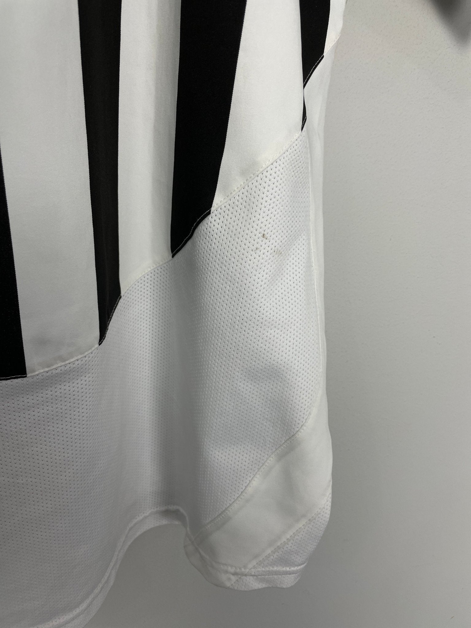 Shop 2003/04 JUVENTUS HOME SHIRT (L) NIKE, classic football shirts, vintage football shirts & retro soccer jerseys at Cult Kits