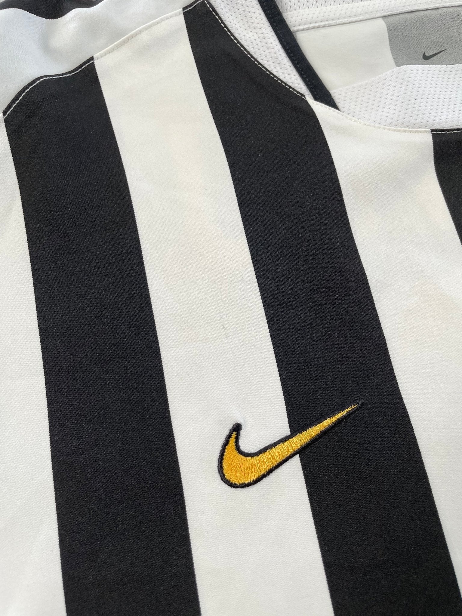 Buy 2003/04 Juventus Nedved 11 Home Shirt (L) Nike ~ Free worldwide shipping ~ Authentic Vintage Football Shirts from Cult Kits