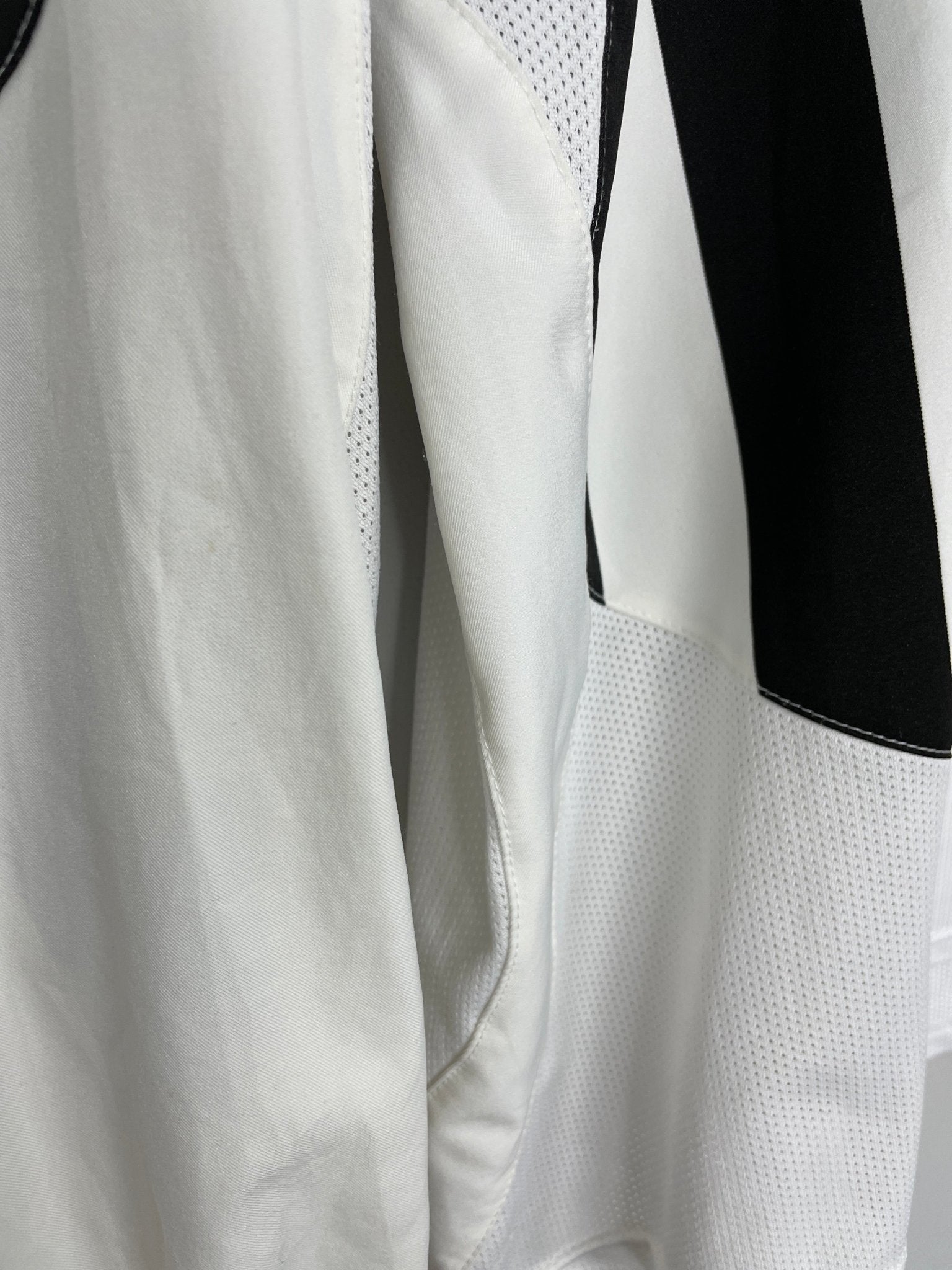 Shop 2003/04 JUVENTUS NEDVED #11 L/S HOME SHIRT (L) NIKE, classic football shirts, vintage football shirts & retro soccer jerseys at Cult Kits