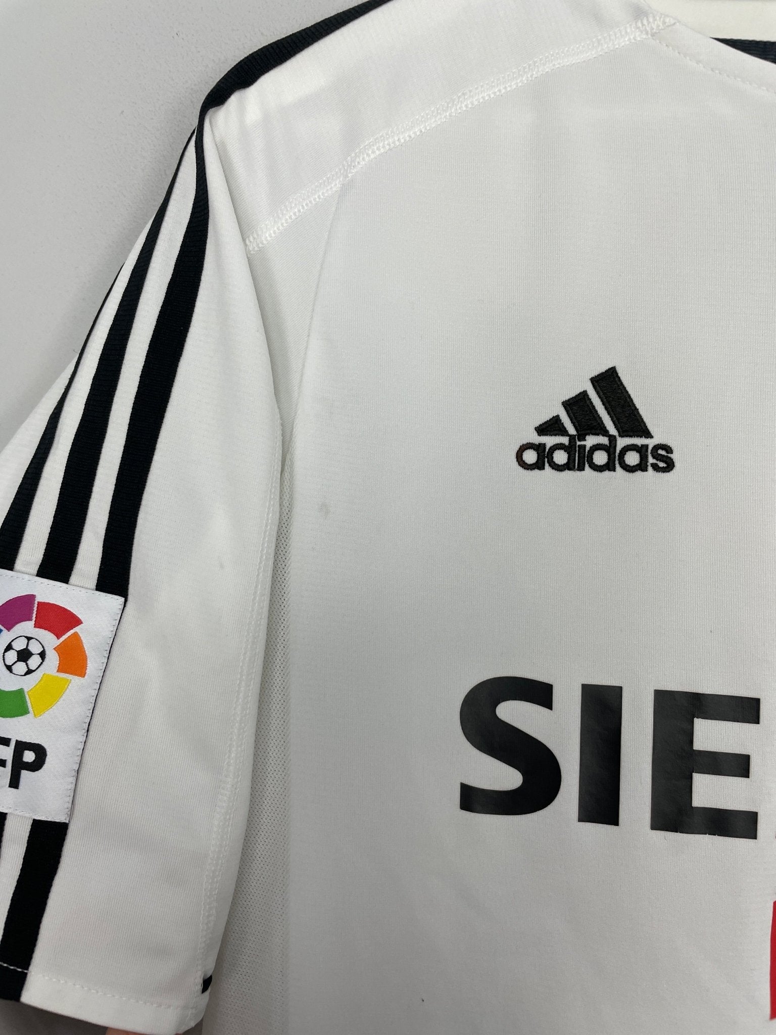 Shop 2003/04 REAL MADRID BECKHAM #23 HOME SHIRT (M) ADIDAS, classic football shirts, vintage football shirts & retro soccer jerseys at Cult Kits