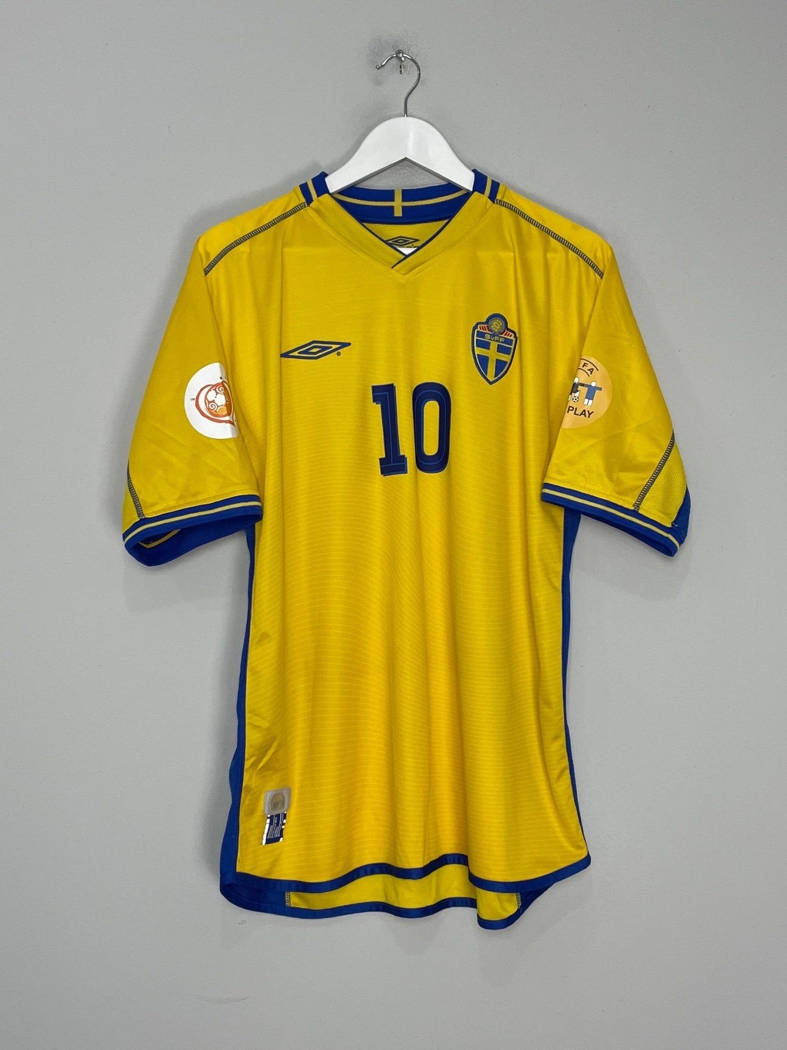 Shop 2003/04 SWEDEN IBRAHIMOVIC #10 HOME SHIRT (L) UMBRO, classic football shirts, vintage football shirts & retro soccer jerseys at Cult Kits