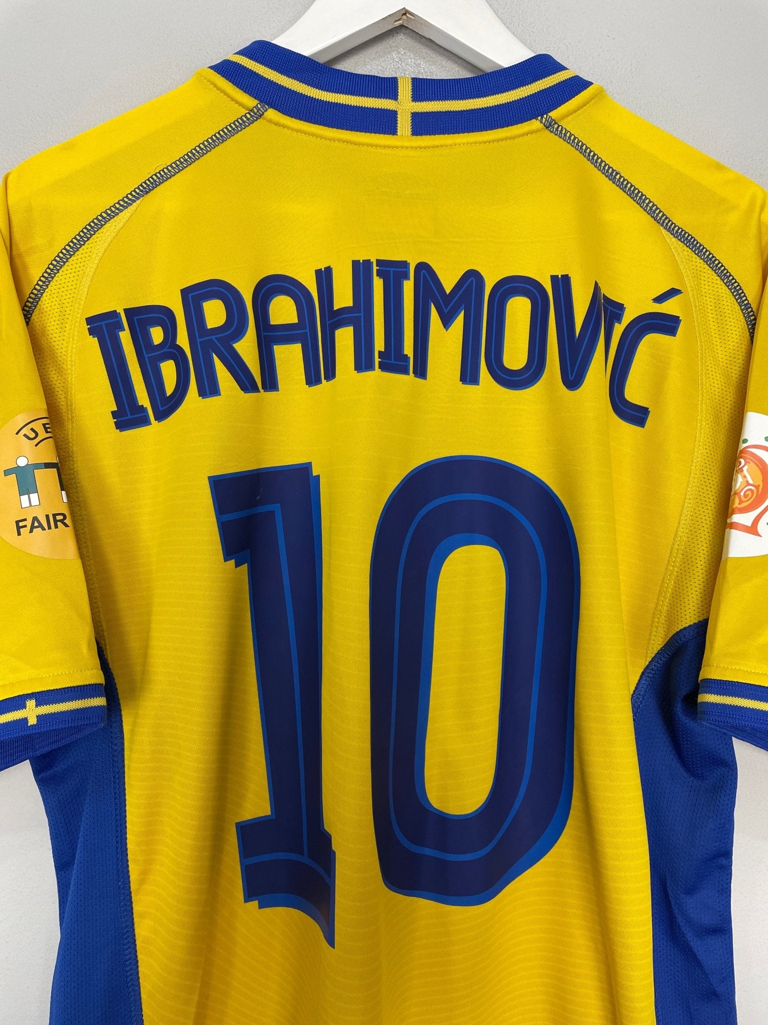Shop 2003/04 SWEDEN IBRAHIMOVIC #10 HOME SHIRT (L) UMBRO, classic football shirts, vintage football shirts & retro soccer jerseys at Cult Kits