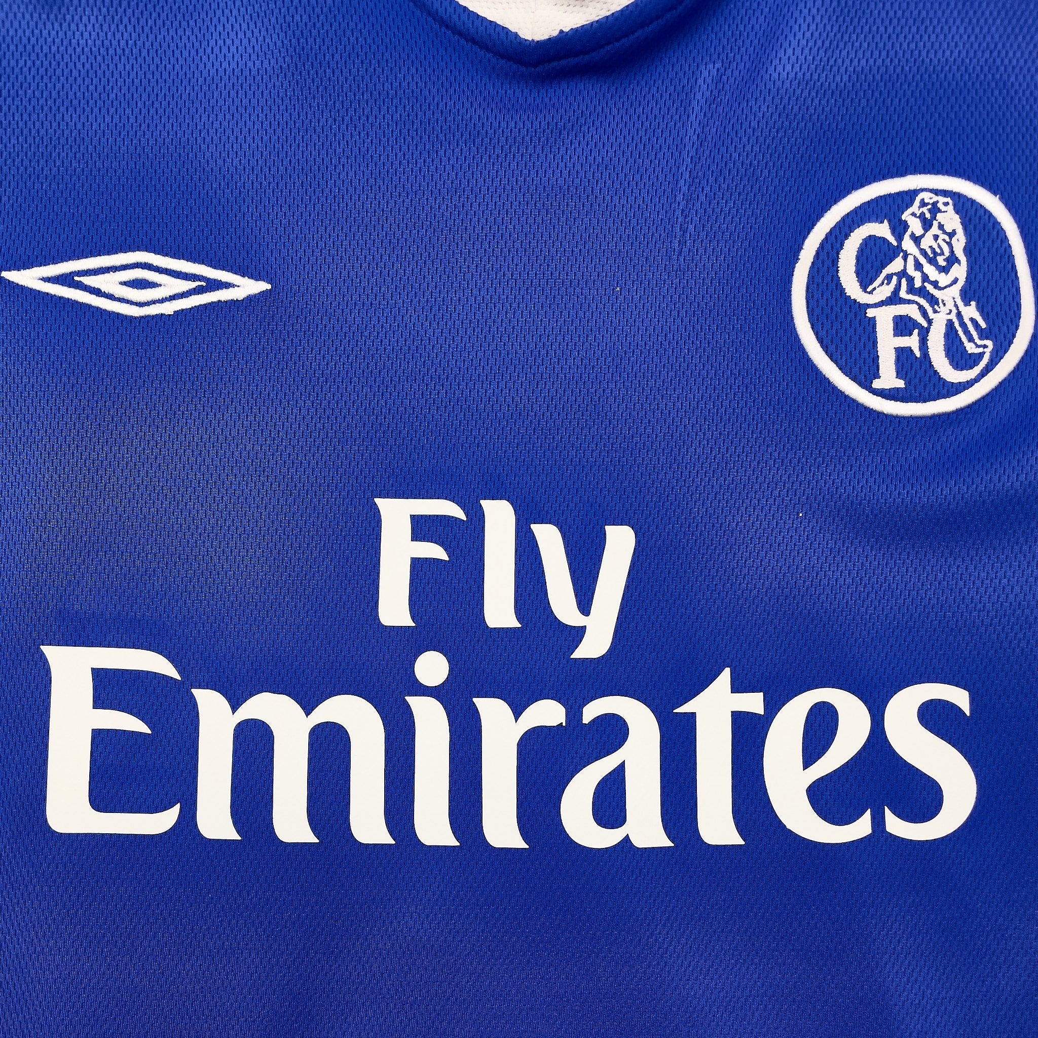 Buy 2003/05 Chelsea Veron 20 Home Shirt (L) Umbro ~ Free worldwide shipping ~ Authentic Vintage Football Shirts from Cult Kits