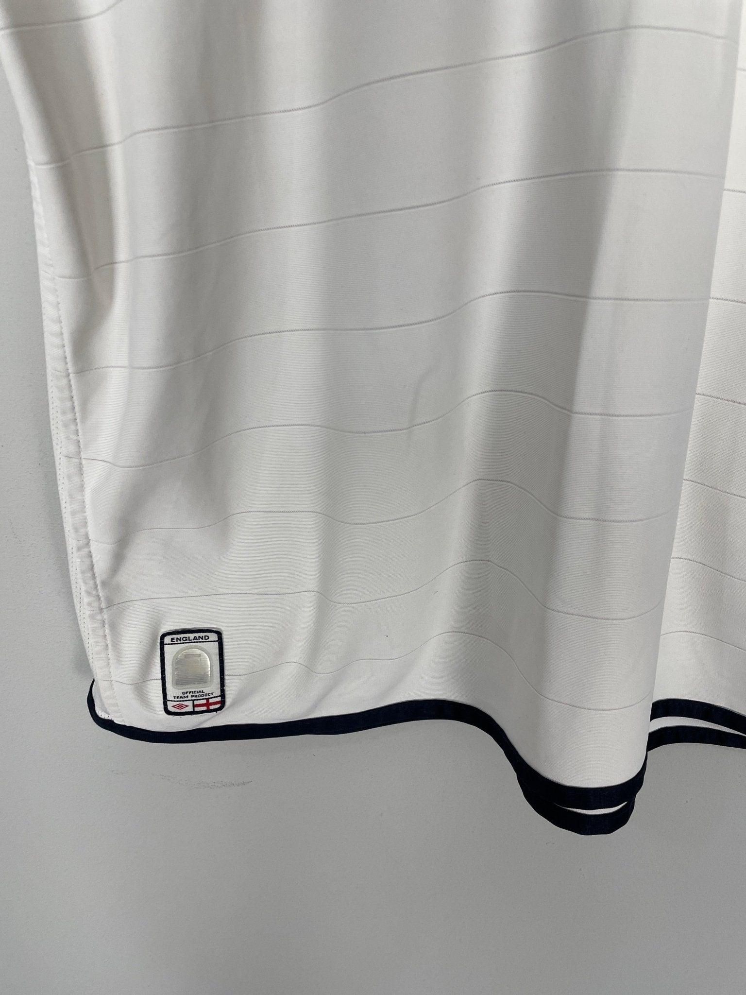 Shop 2003/05 ENGLAND BECKHAM #7 HOME SHIRT (XXL) UMBRO, classic football shirts, vintage football shirts & retro soccer jerseys at Cult Kits