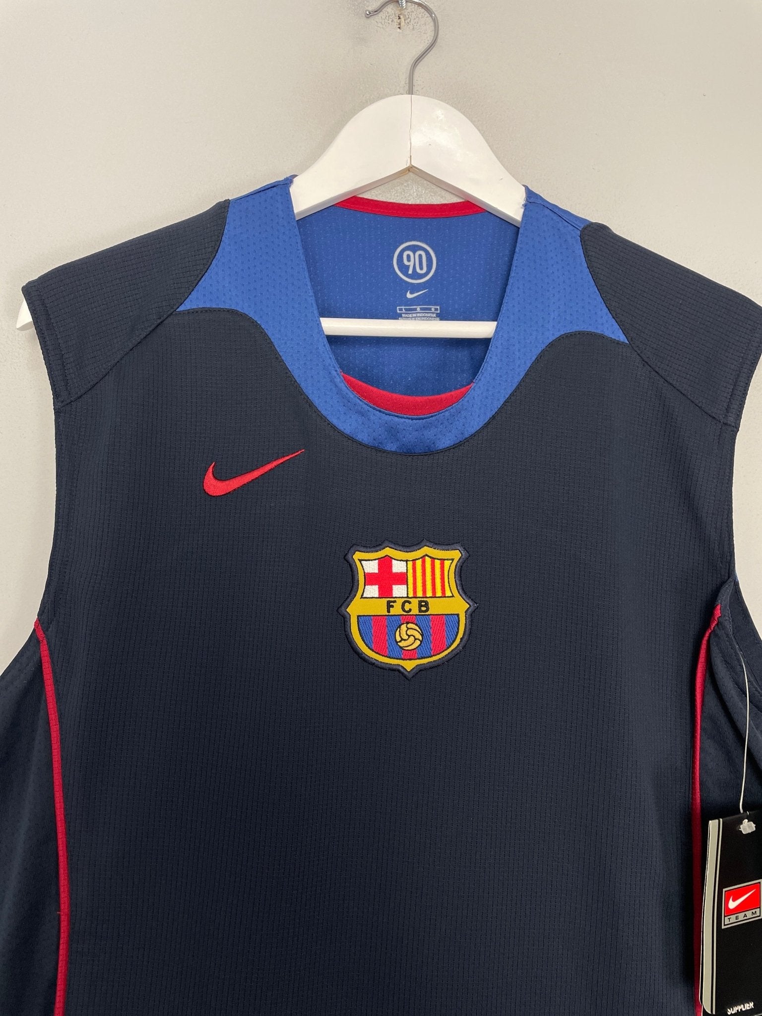Shop 2004/05 BARCELONA *BNWT* TRAINING SHIRT (L) NIKE, classic football shirts, vintage football shirts & retro soccer jerseys at Cult Kits