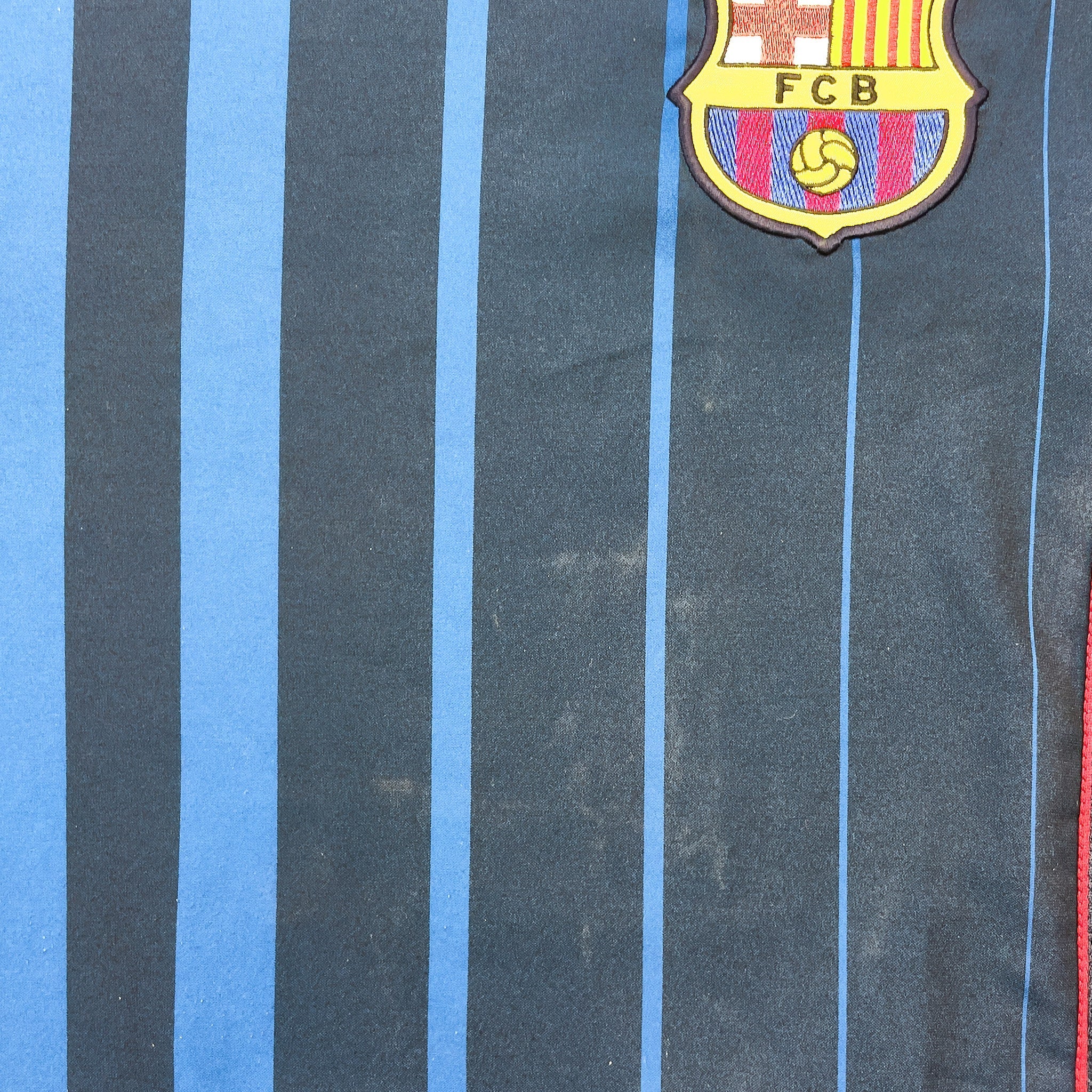 Buy 2004/05 Barcelona Ronaldinho 10 Away Shirt (L) Nike ~ Free worldwide shipping ~ Authentic Vintage Football Shirts from Cult Kits