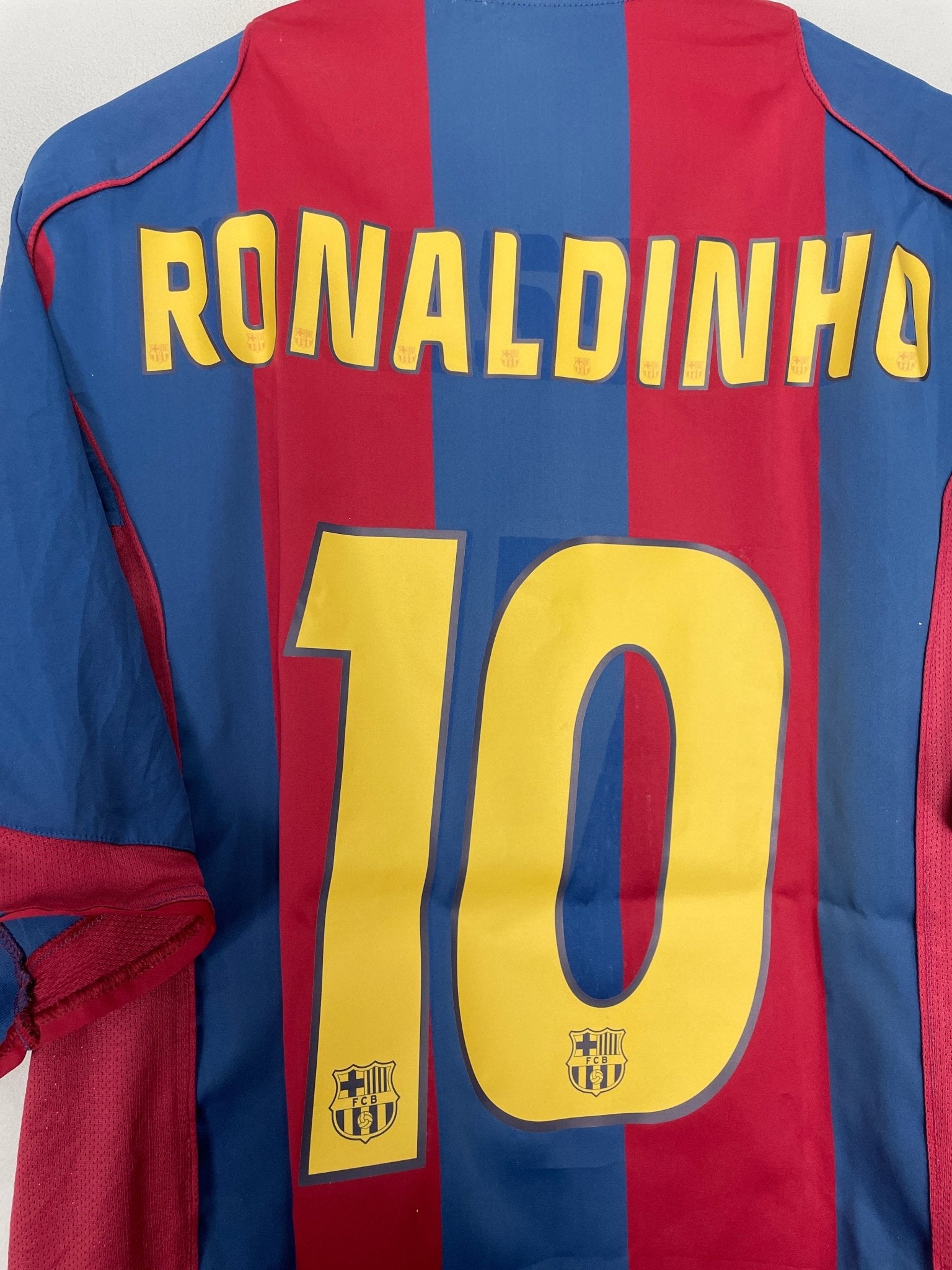 Shop 2004/05 BARCELONA RONALDINHO #10 HOME SHIRT (L) NIKE, classic football shirts, vintage football shirts & retro soccer jerseys at Cult Kits