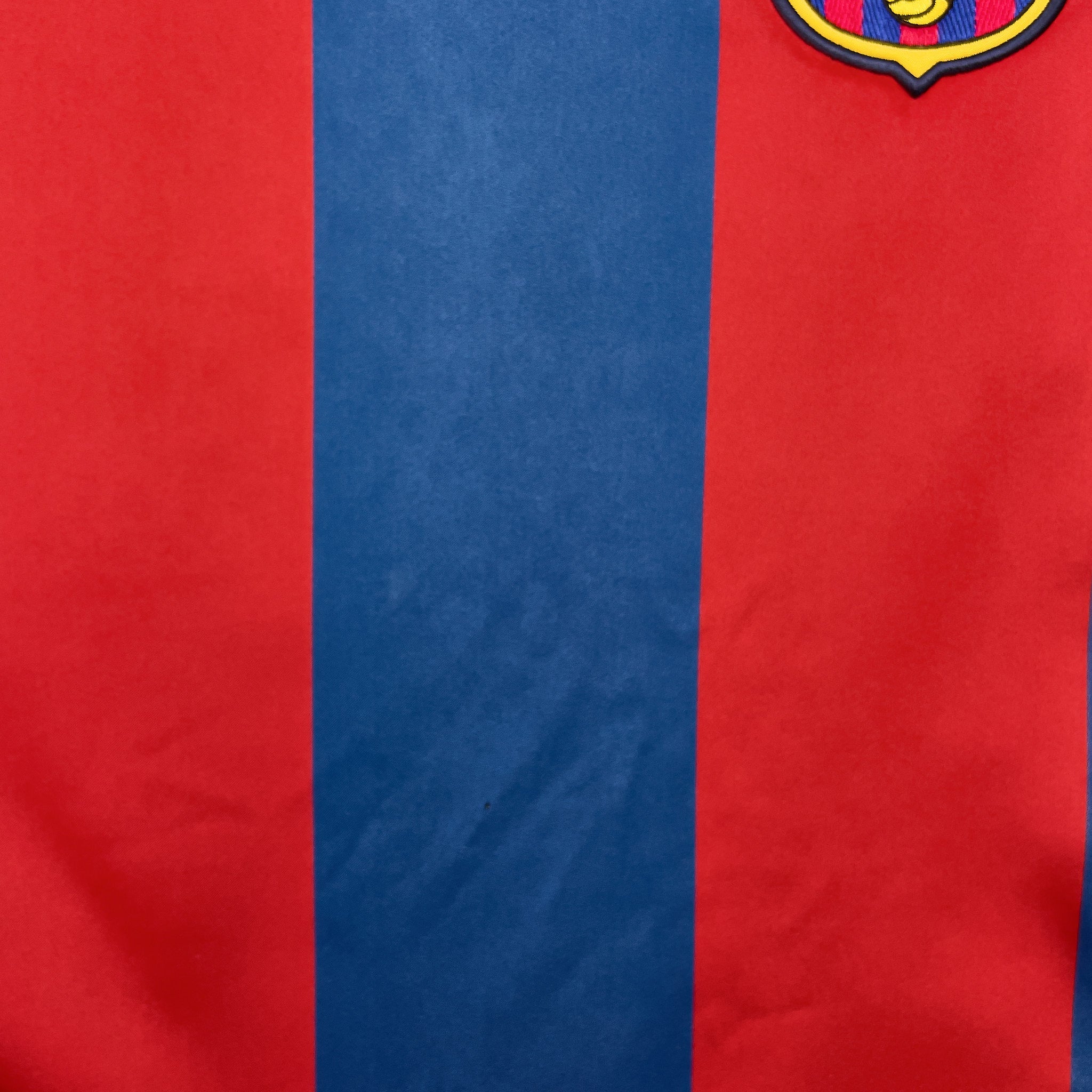 Buy 2004/05 Barcelona Ronaldinho 10 Home Shirt (L) Nike ~ Free worldwide shipping ~ Authentic Vintage Football Shirts from Cult Kits