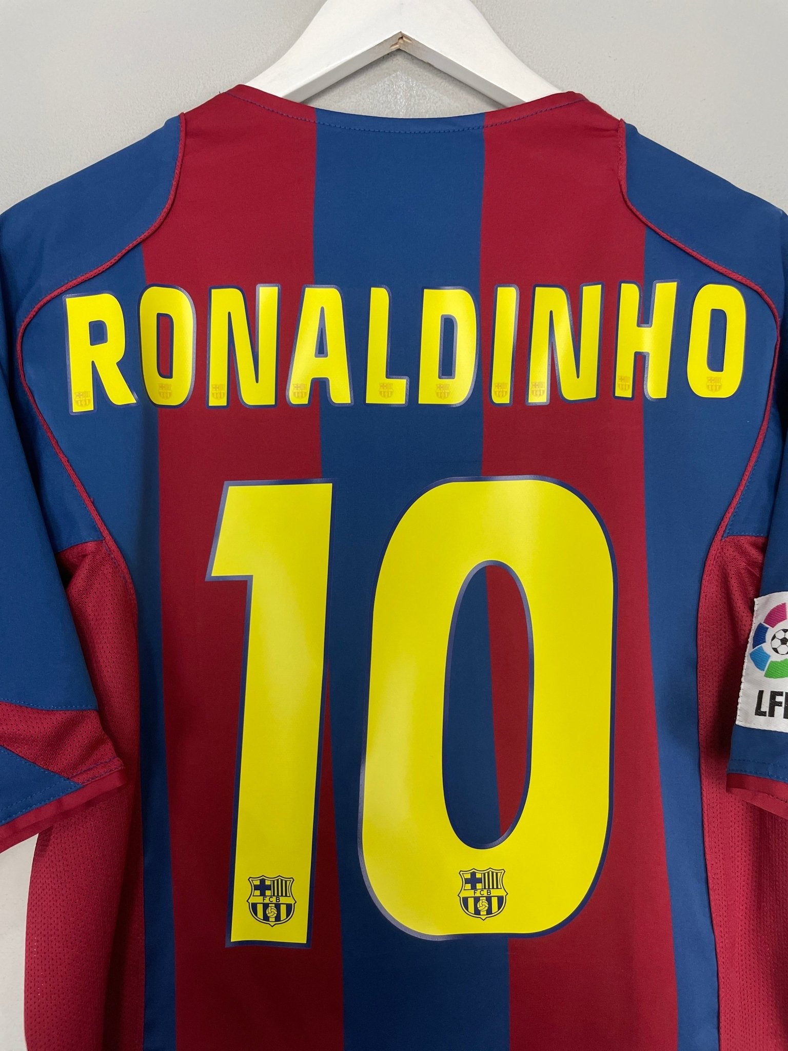Shop 2004/05 BARCELONA RONALDINHO #10 HOME SHIRT (M) NIKE, classic football shirts, vintage football shirts & retro soccer jerseys at Cult Kits