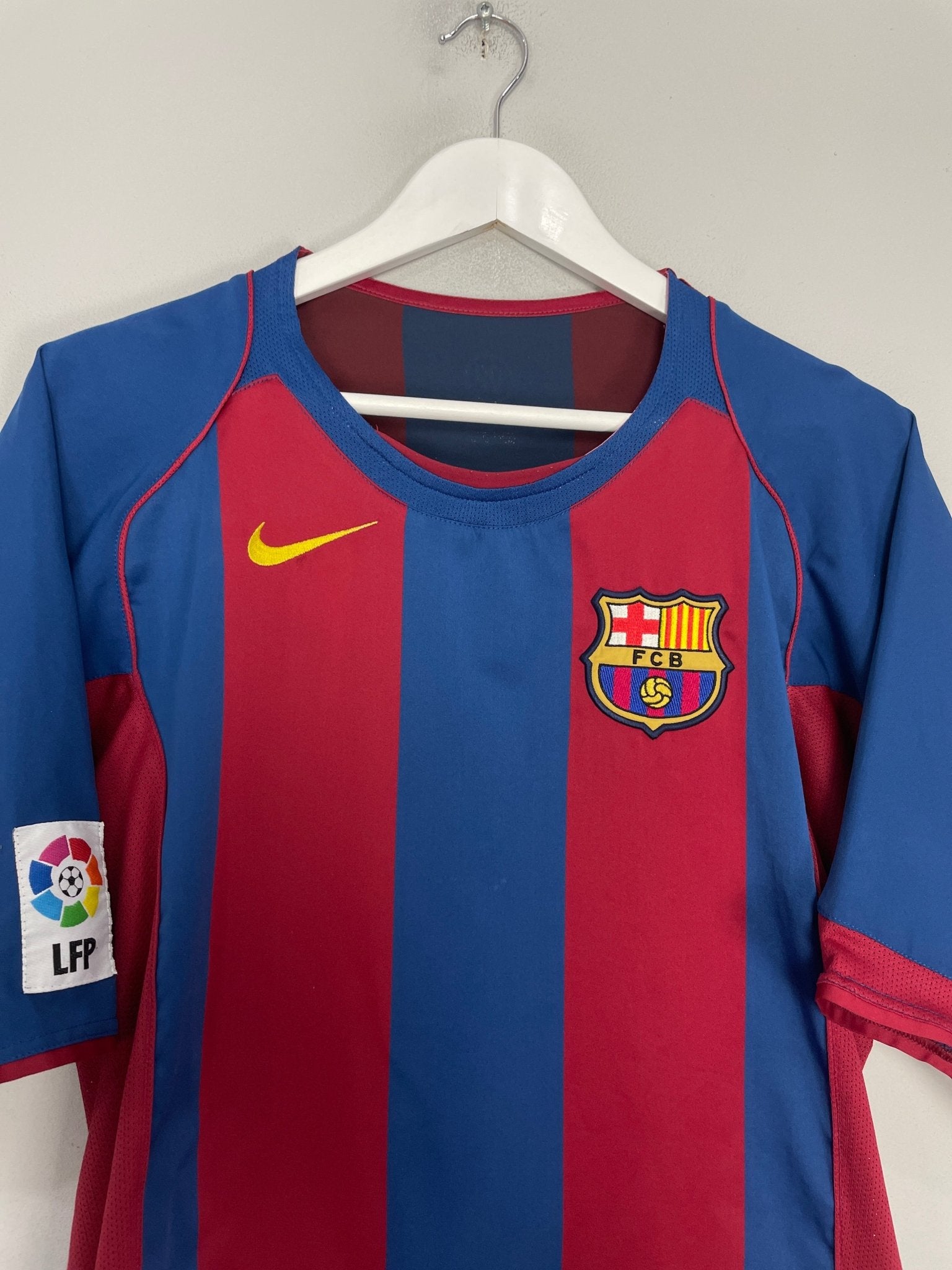 Shop 2004/05 BARCELONA RONALDINHO #10 HOME SHIRT (M) NIKE, classic football shirts, vintage football shirts & retro soccer jerseys at Cult Kits