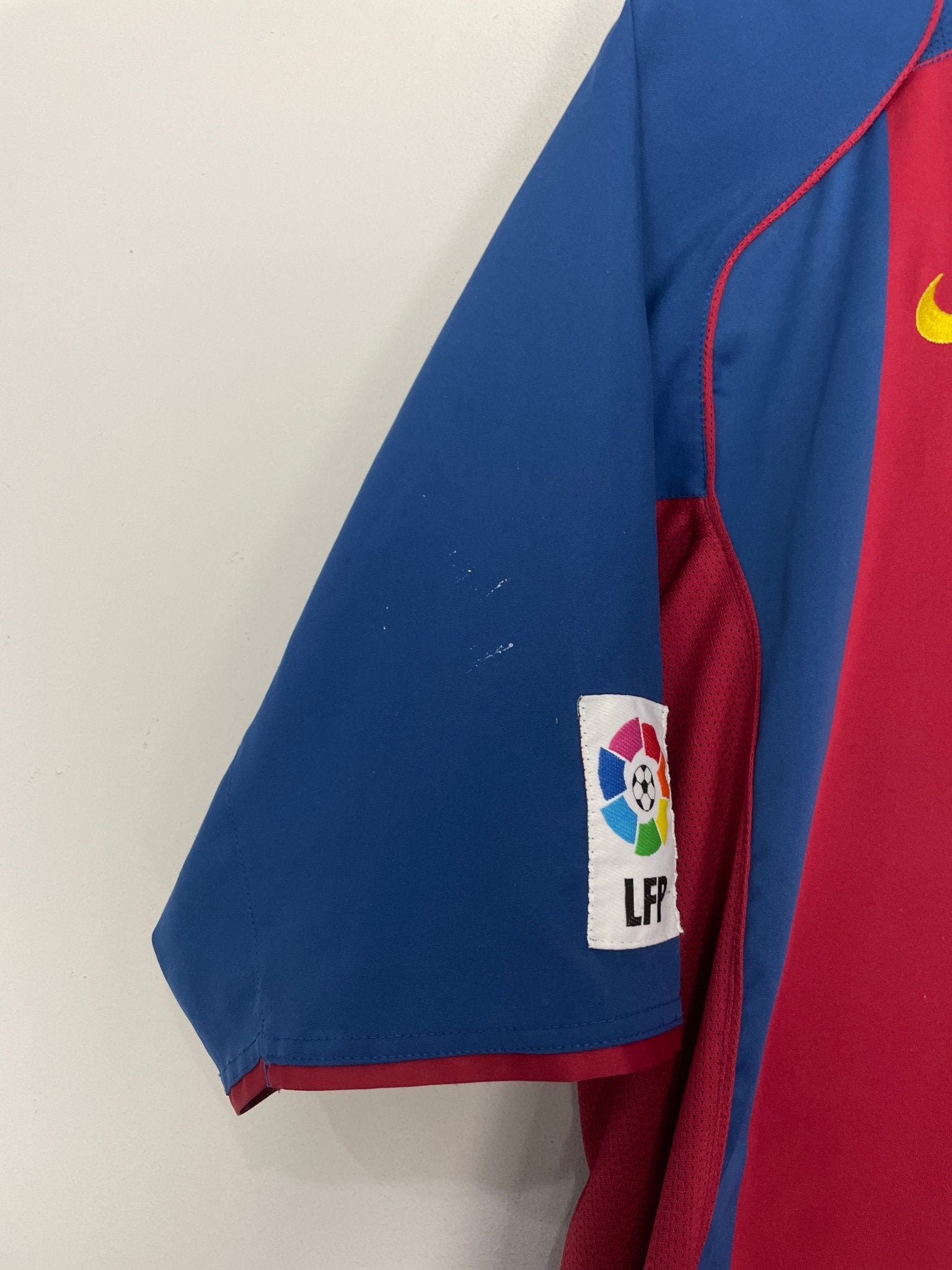 Shop 2004/05 BARCELONA RONALDINHO #10 HOME SHIRT (M) NIKE, classic football shirts, vintage football shirts & retro soccer jerseys at Cult Kits