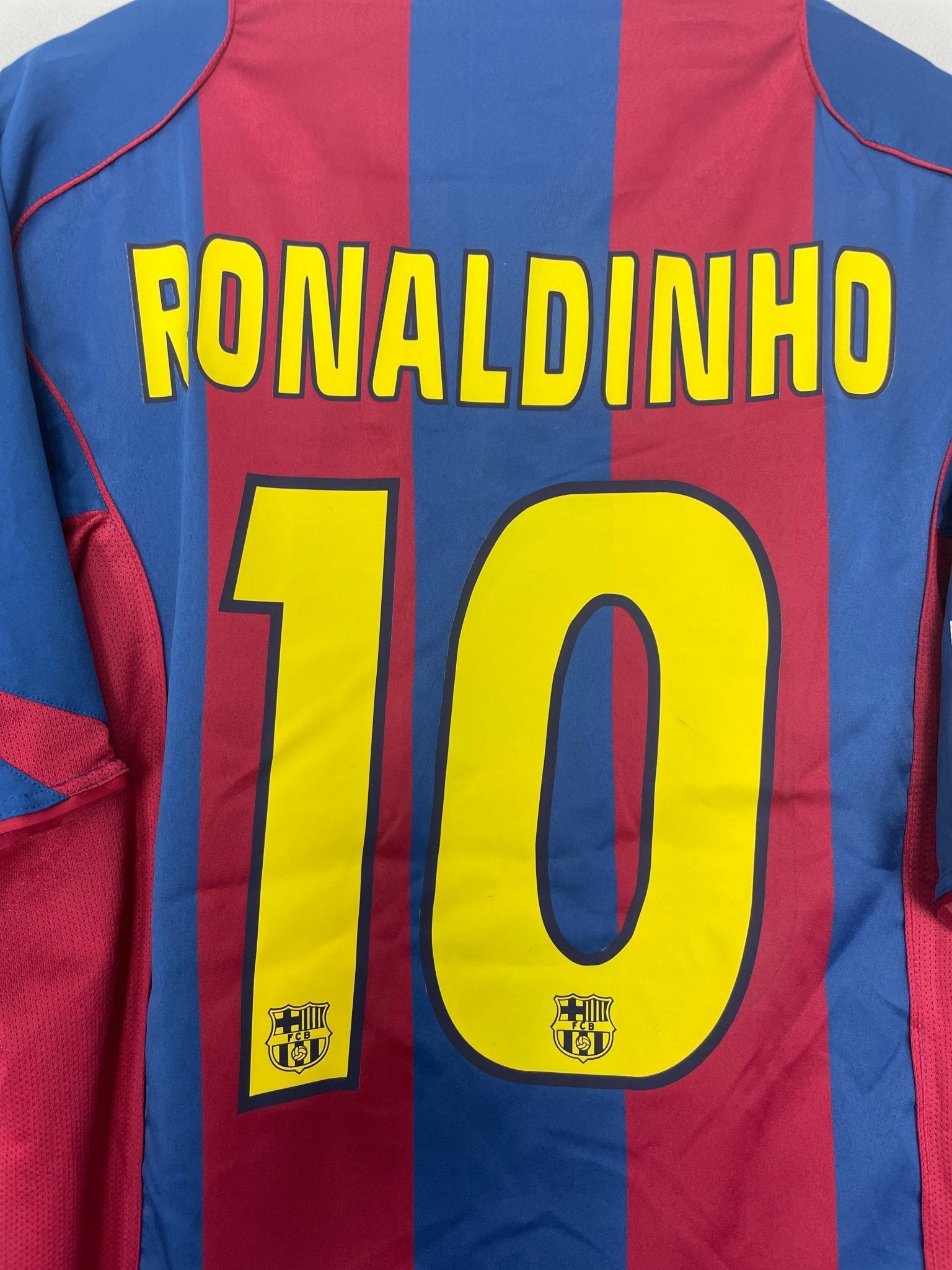Shop 2004/05 BARCELONA RONALDINHO #10 HOME SHIRT (XL) NIKE, classic football shirts, vintage football shirts & retro soccer jerseys at Cult Kits