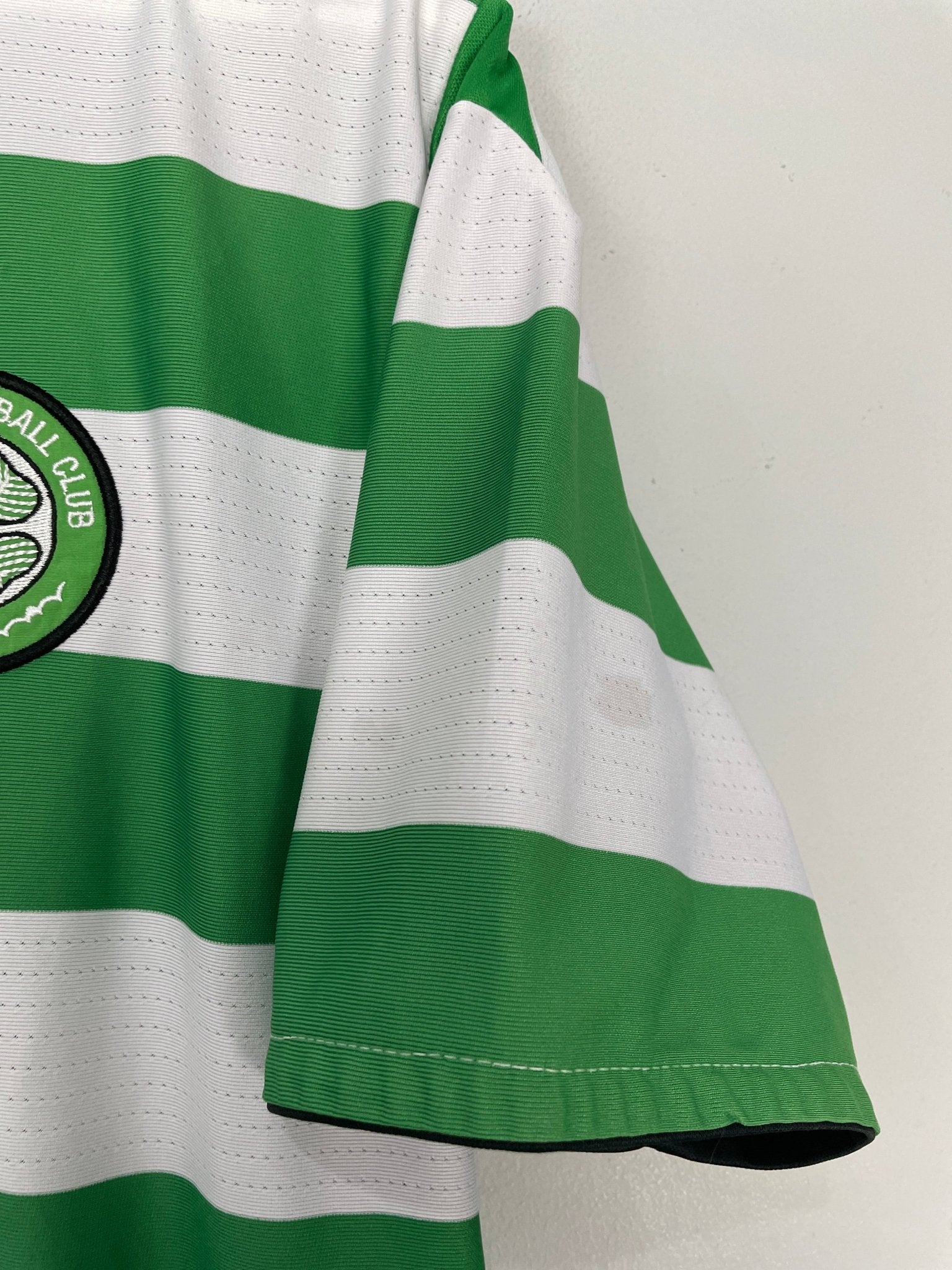 Shop 2004/05 CELTIC HOME SHIRT (L) UMBRO, classic football shirts, vintage football shirts & retro soccer jerseys at Cult Kits