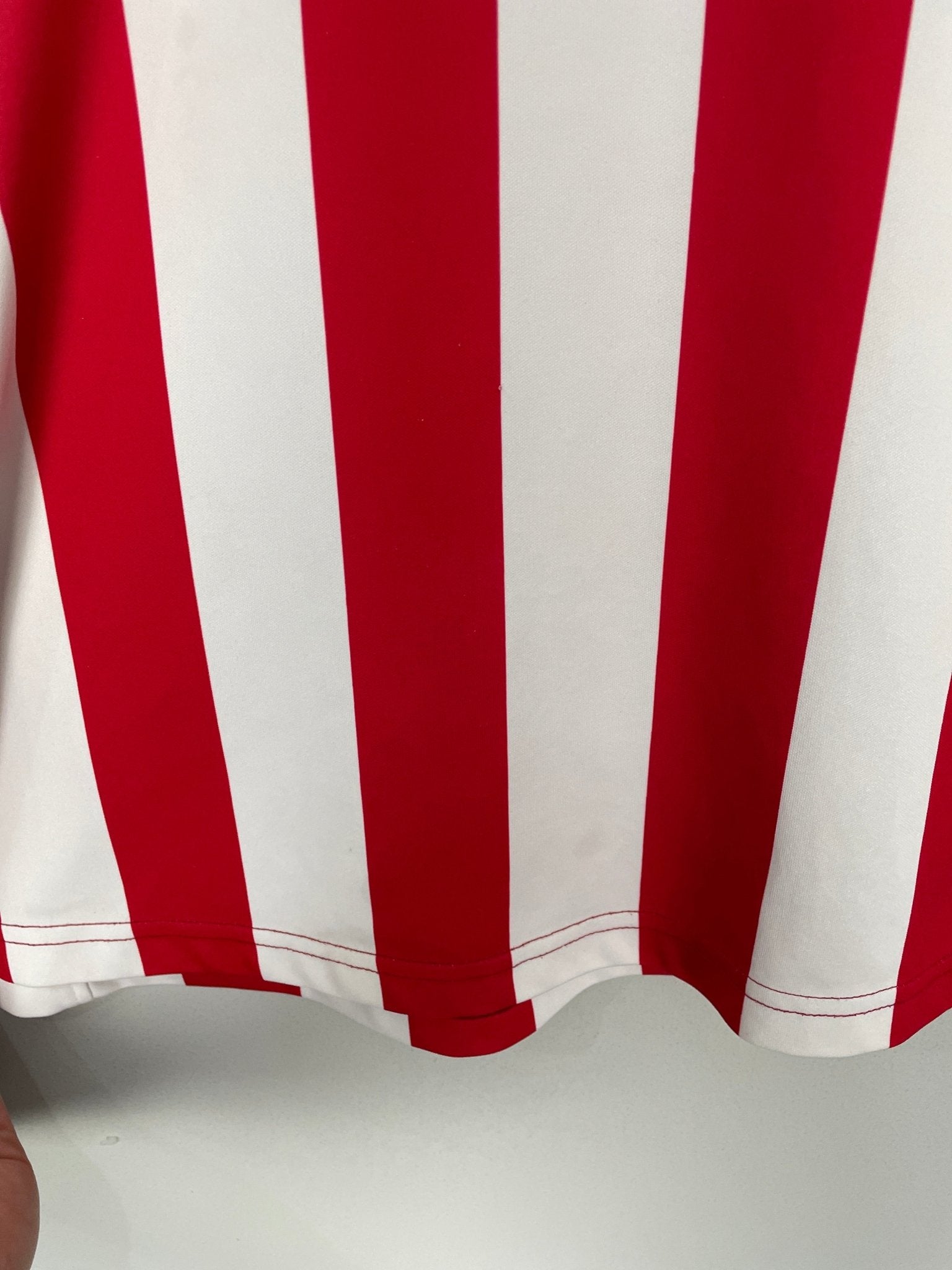 Shop 2004/05 CHIVAS GUADALAJARA HOME SHIRT (L) REEBOK, classic football shirts, vintage football shirts & retro soccer jerseys at Cult Kits