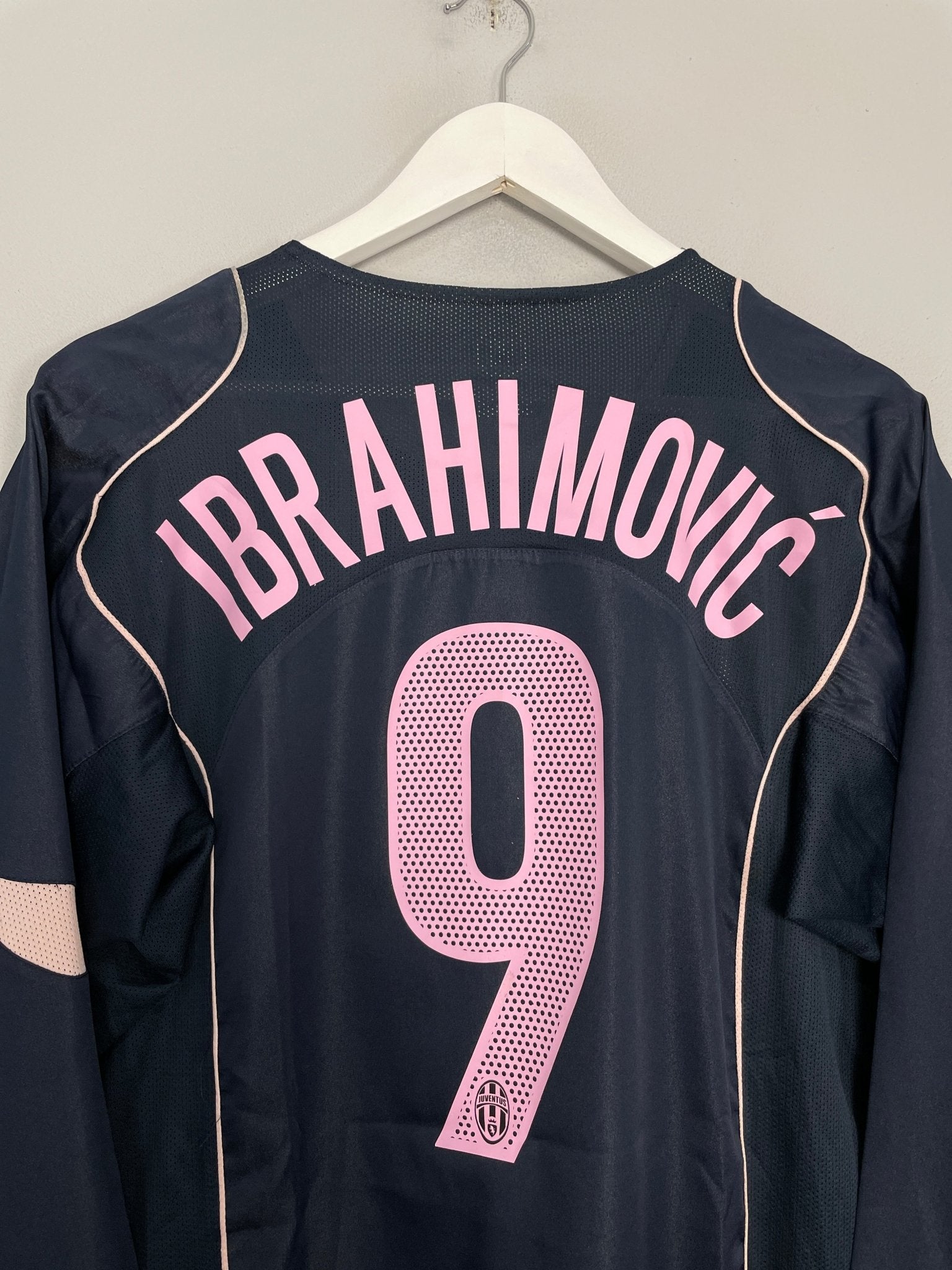 Shop 2004/05 JUVENTUS IBRAHIMOVIC #9 L/S AWAY SHIRT (L) NIKE, classic football shirts, vintage football shirts & retro soccer jerseys at Cult Kits