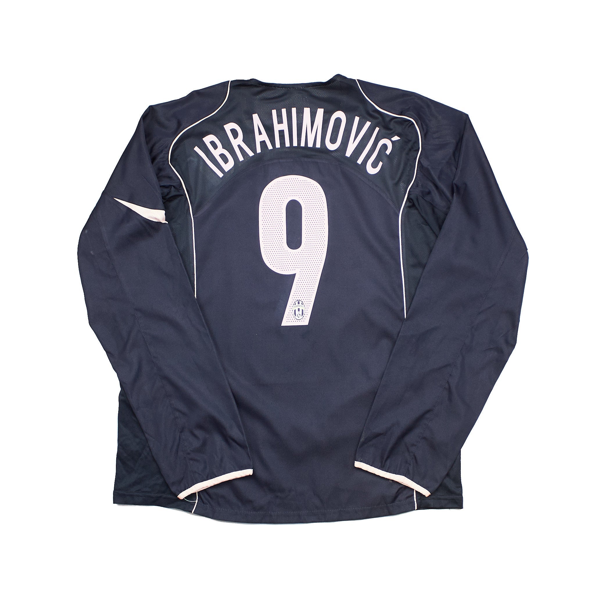 Buy 2004/05 Juventus Ibrahimovic 9 Third Shirt L/S (XL) Nike ~ Free worldwide shipping ~ Authentic Vintage Football Shirts from Cult Kits