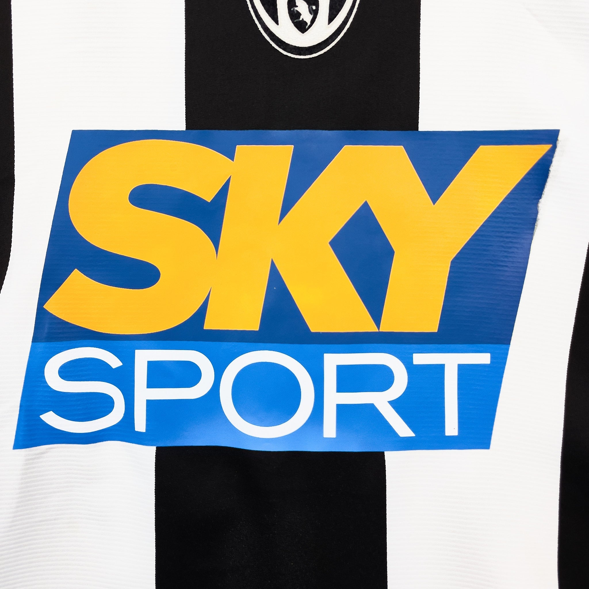 Buy 2004/05 Juventus Nedved 11 L/S Home Shirt (L) Nike ~ Free worldwide shipping ~ Authentic Vintage Football Shirts from Cult Kits