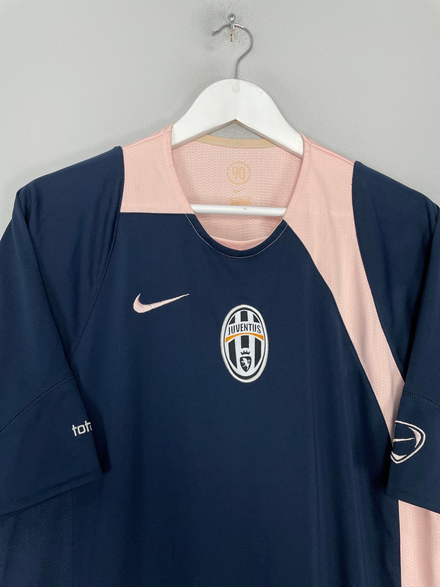 Shop 2004/05 JUVENTUS TRAINING SHIRT (XL) NIKE, classic football shirts, vintage football shirts & retro soccer jerseys at Cult Kits