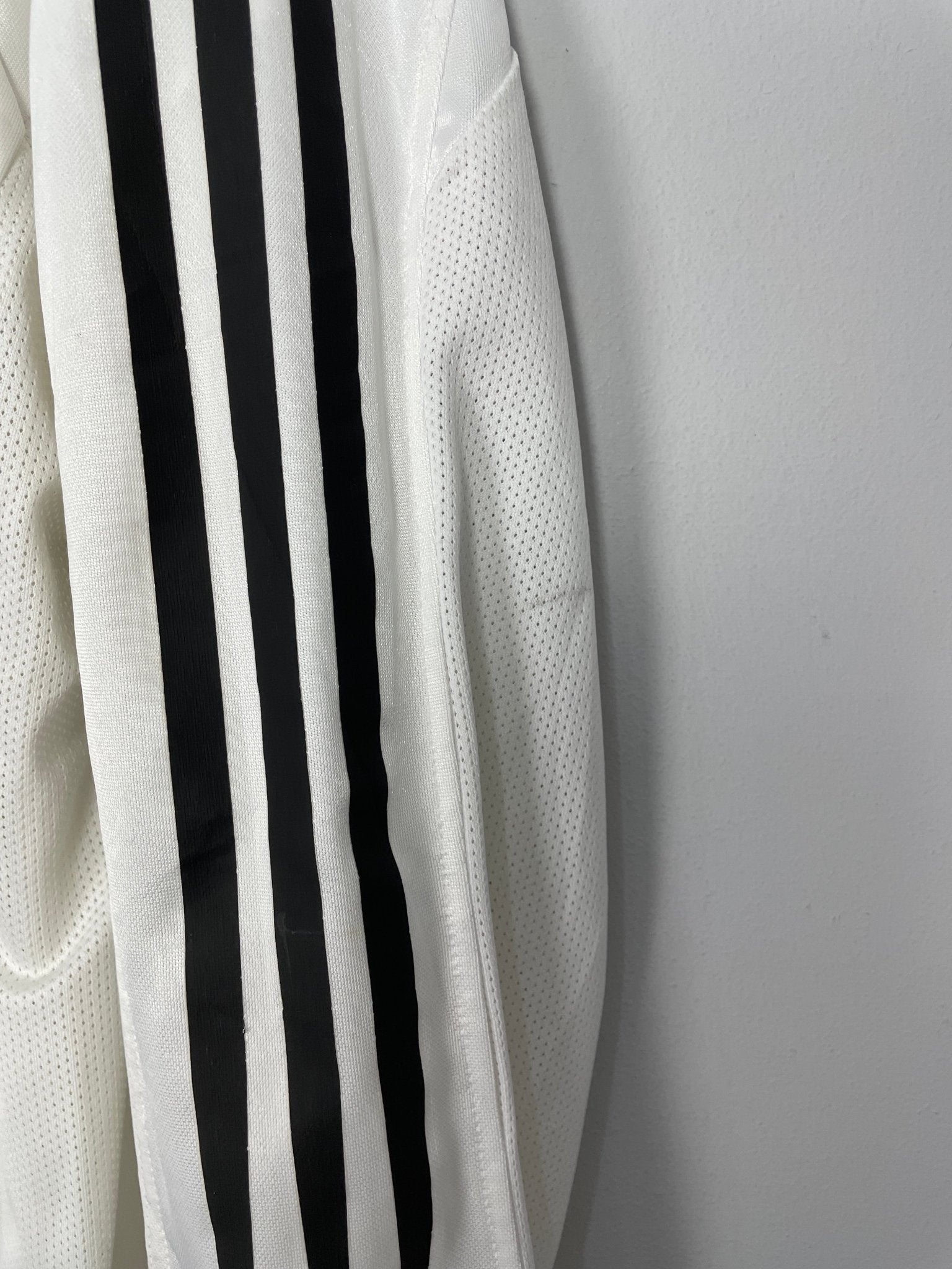 Shop 2004/05 REAL MADRID BECKHAM #23 L/S HOME SHIRT (M) ADIDAS, classic football shirts, vintage football shirts & retro soccer jerseys at Cult Kits