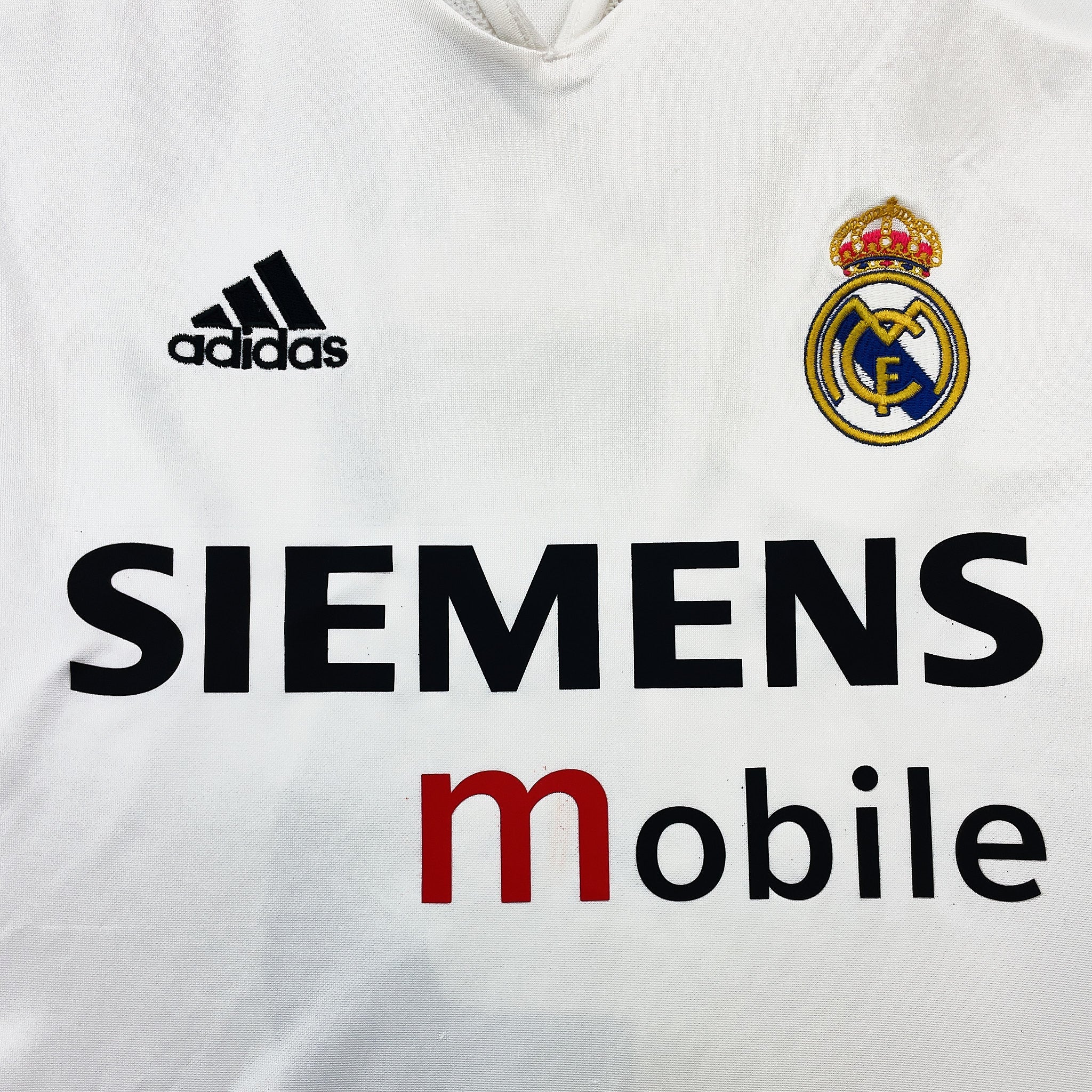 Buy 2004/05 Real Madrid Zidane 5 Home Shirt (M) Adidas ~ Free worldwide shipping ~ Authentic Vintage Football Shirts from Cult Kits