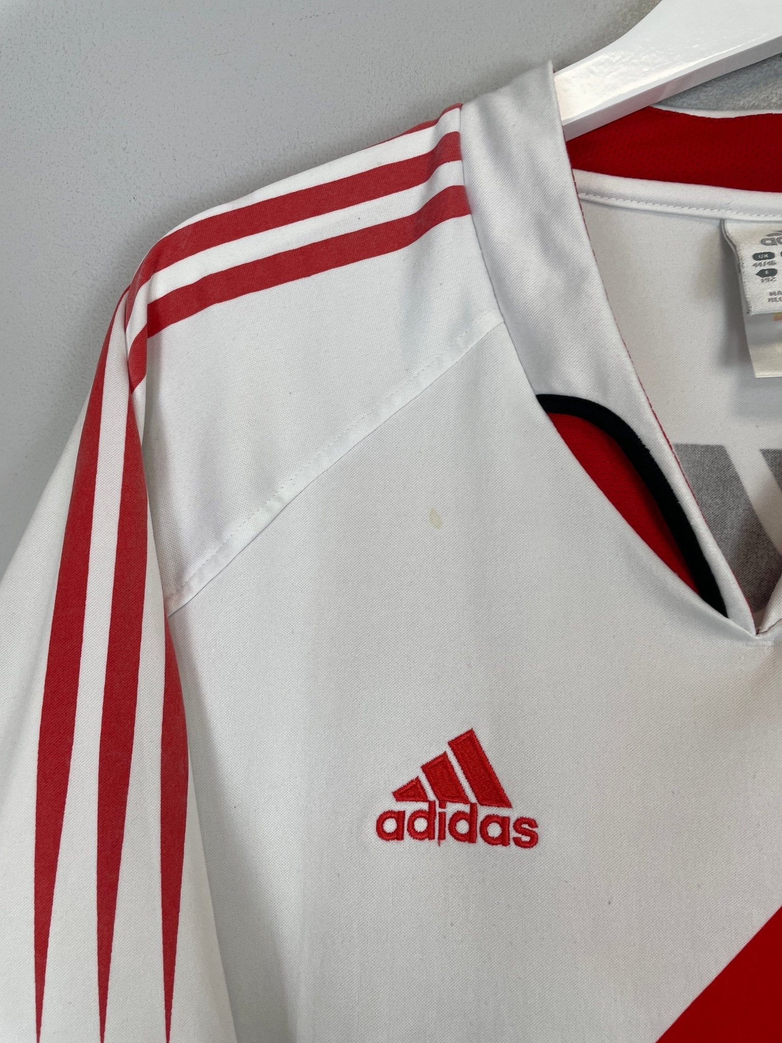 Shop 2004/05 RIVER PLATE HOME SHIRT (L) ADIDAS, classic football shirts, vintage football shirts & retro soccer jerseys at Cult Kits