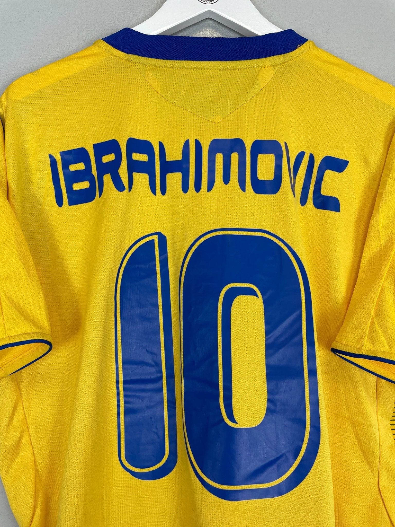 Shop 2004/05 SWEDEN IBRAHIMOVIC #10 HOME SHIRT (XL) UMBRO, classic football shirts, vintage football shirts & retro soccer jerseys at Cult Kits