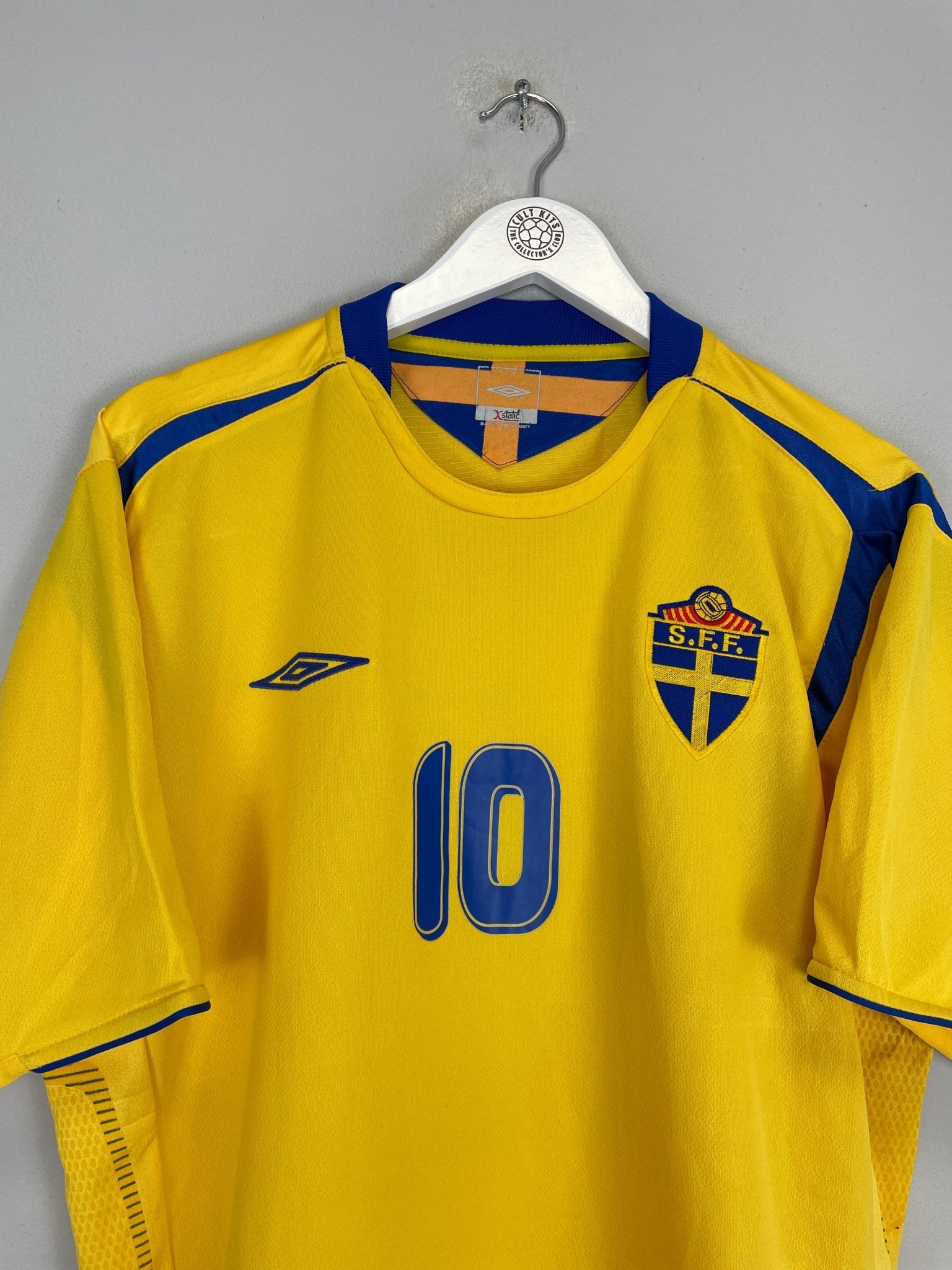 Shop 2004/05 SWEDEN IBRAHIMOVIC #10 HOME SHIRT (XL) UMBRO, classic football shirts, vintage football shirts & retro soccer jerseys at Cult Kits